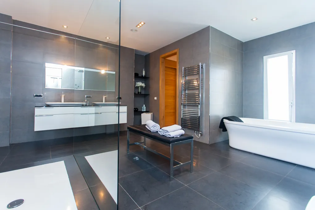 Elegant villa med pool och havsutsikt vid hamnen-12