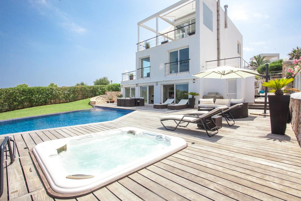 Dreamlike villa with pool, overlooking the marina-1