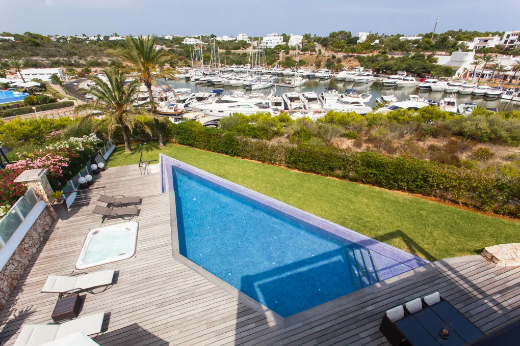 Dreamlike villa with pool, overlooking the marina-2