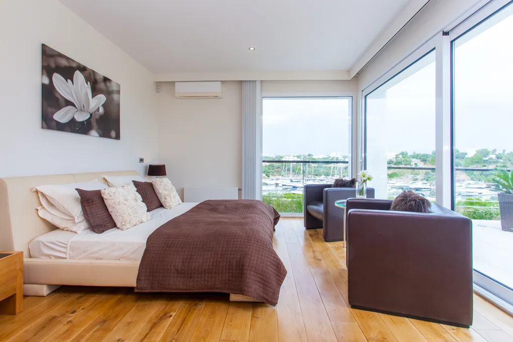 Elegant villa med pool och havsutsikt vid hamnen-13