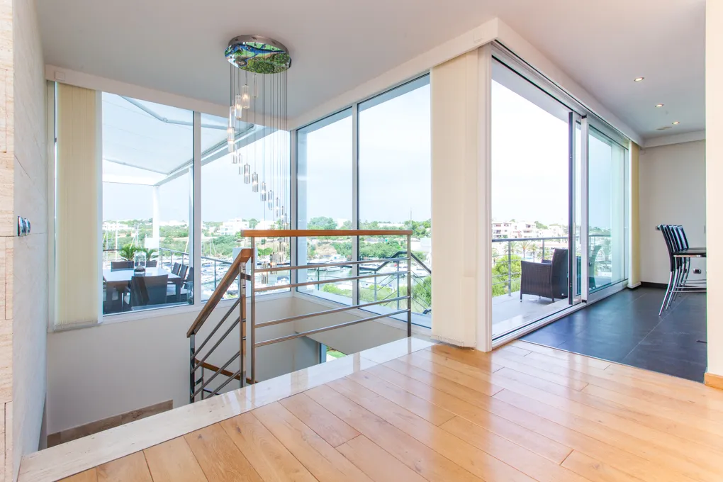 Elegant villa med pool och havsutsikt vid hamnen-7