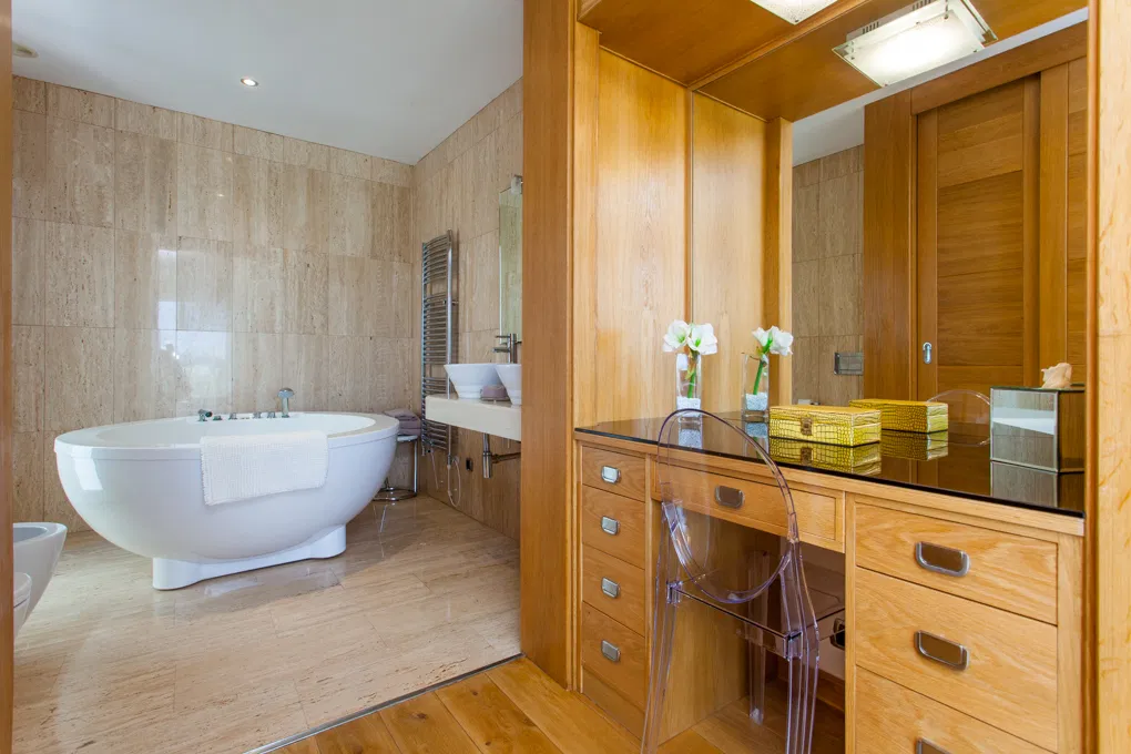 Dreamlike villa with pool, overlooking the marina-14