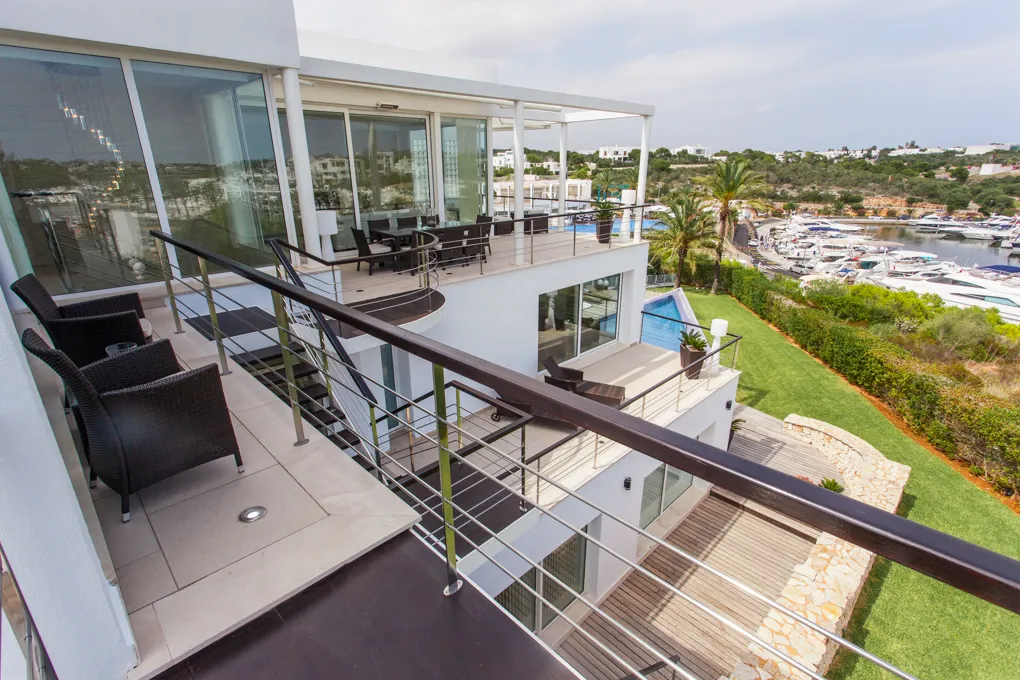Dreamlike villa with pool, overlooking the marina-3