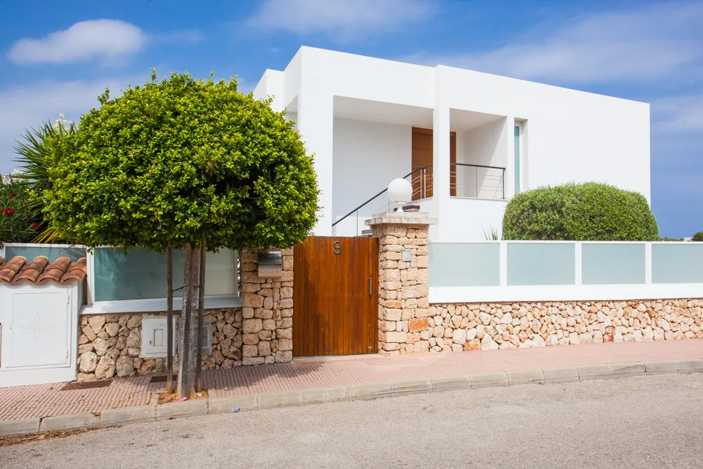 Elegant villa med pool och havsutsikt vid hamnen-19