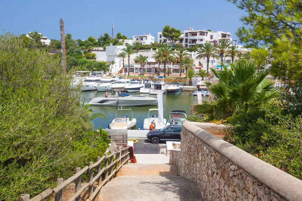 Dreamlike villa with pool, overlooking the marina-20
