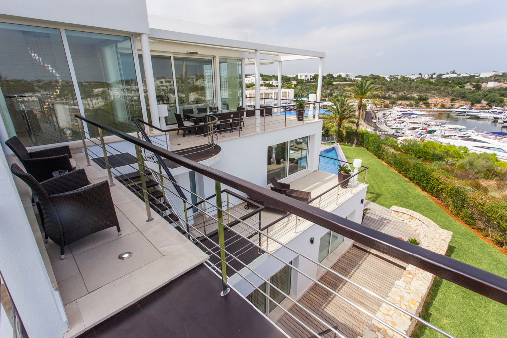 Dreamlike villa with pool, overlooking the marina-3