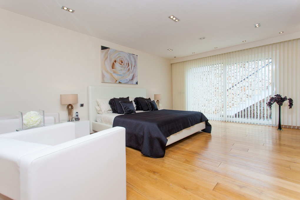 Dreamlike villa with pool, overlooking the marina-11
