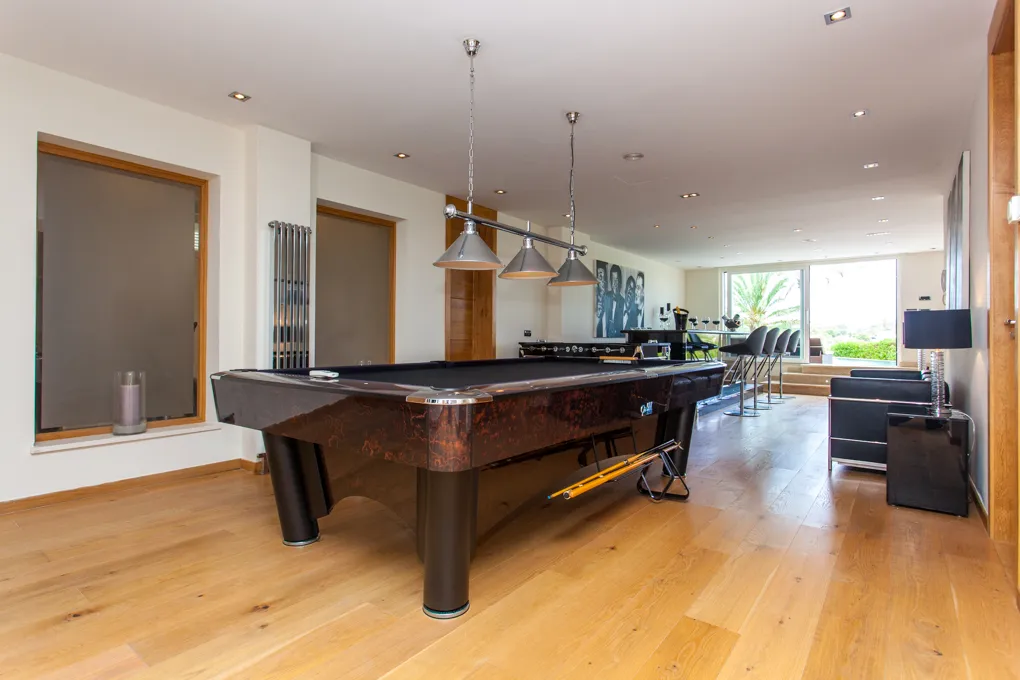 Elegant villa med pool och havsutsikt vid hamnen-10