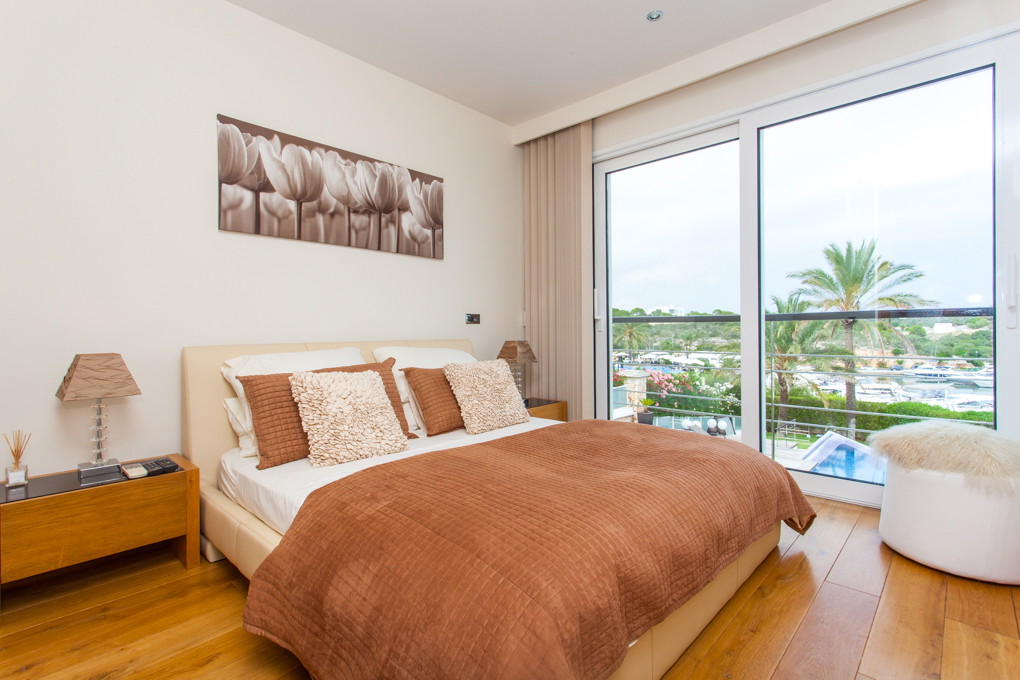 Dreamlike villa with pool, overlooking the marina-16