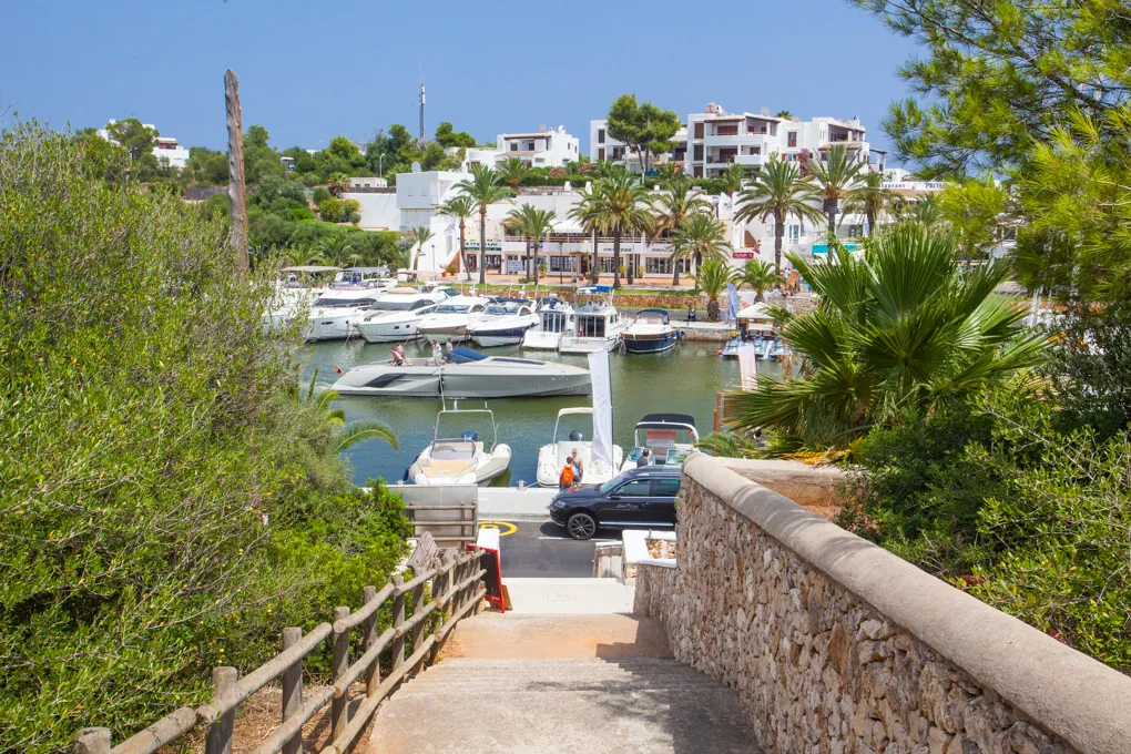 Dreamlike villa with pool, overlooking the marina-20