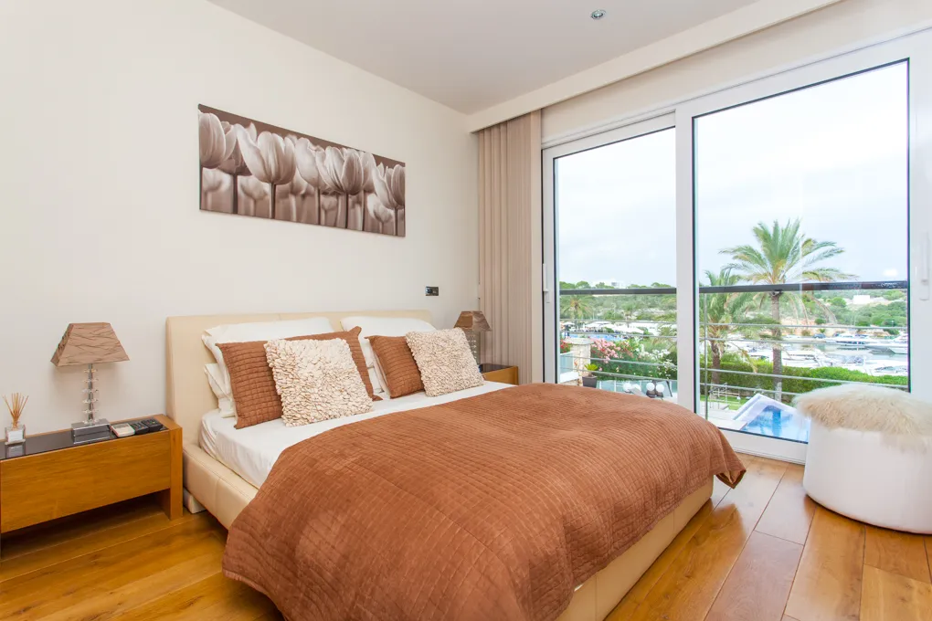 Elegant villa med pool och havsutsikt vid hamnen-16