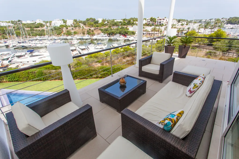 Dreamlike villa with pool, overlooking the marina-4