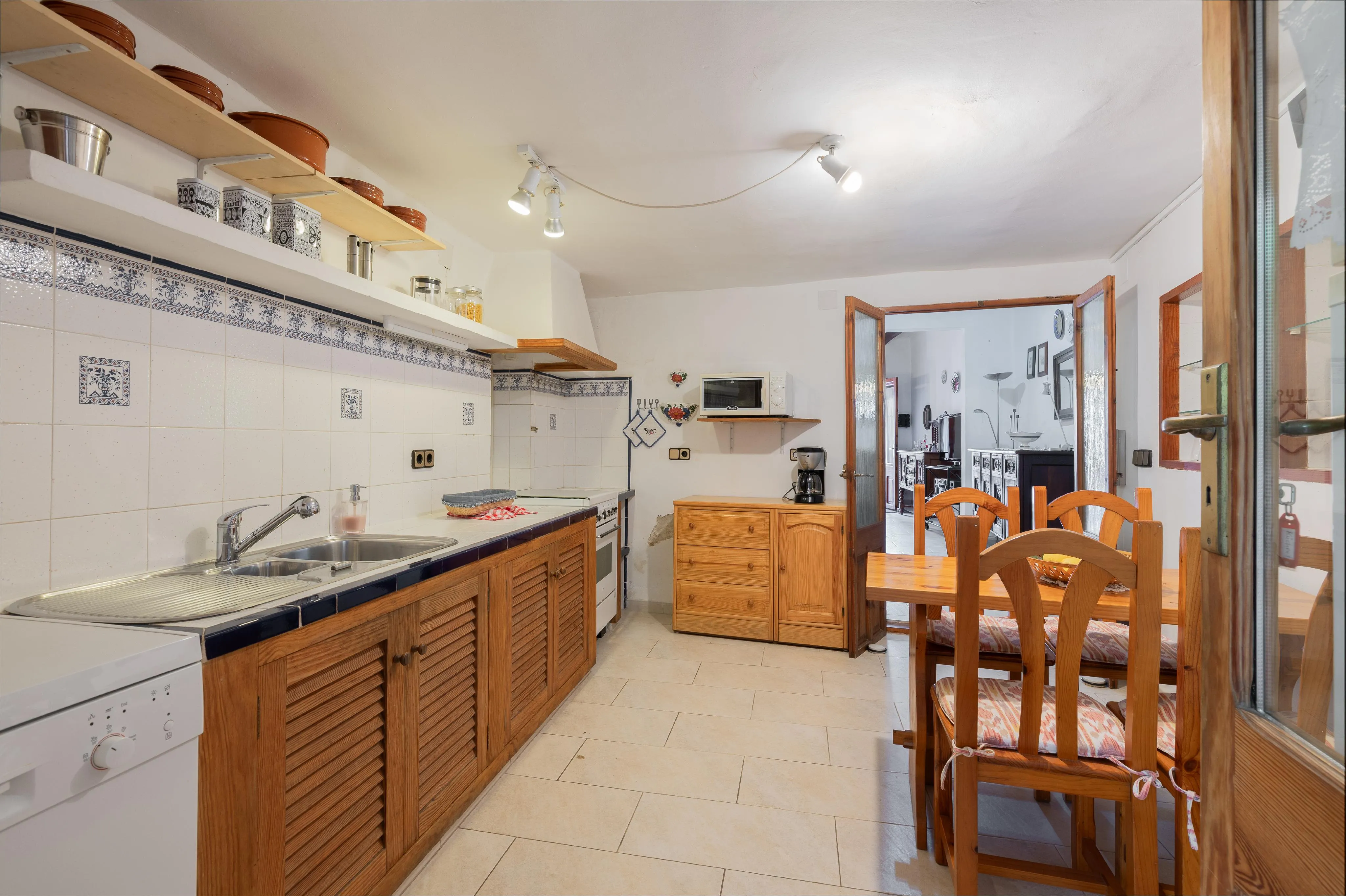 Townhouse with garage in a separate building in the historic center of Alaró-4