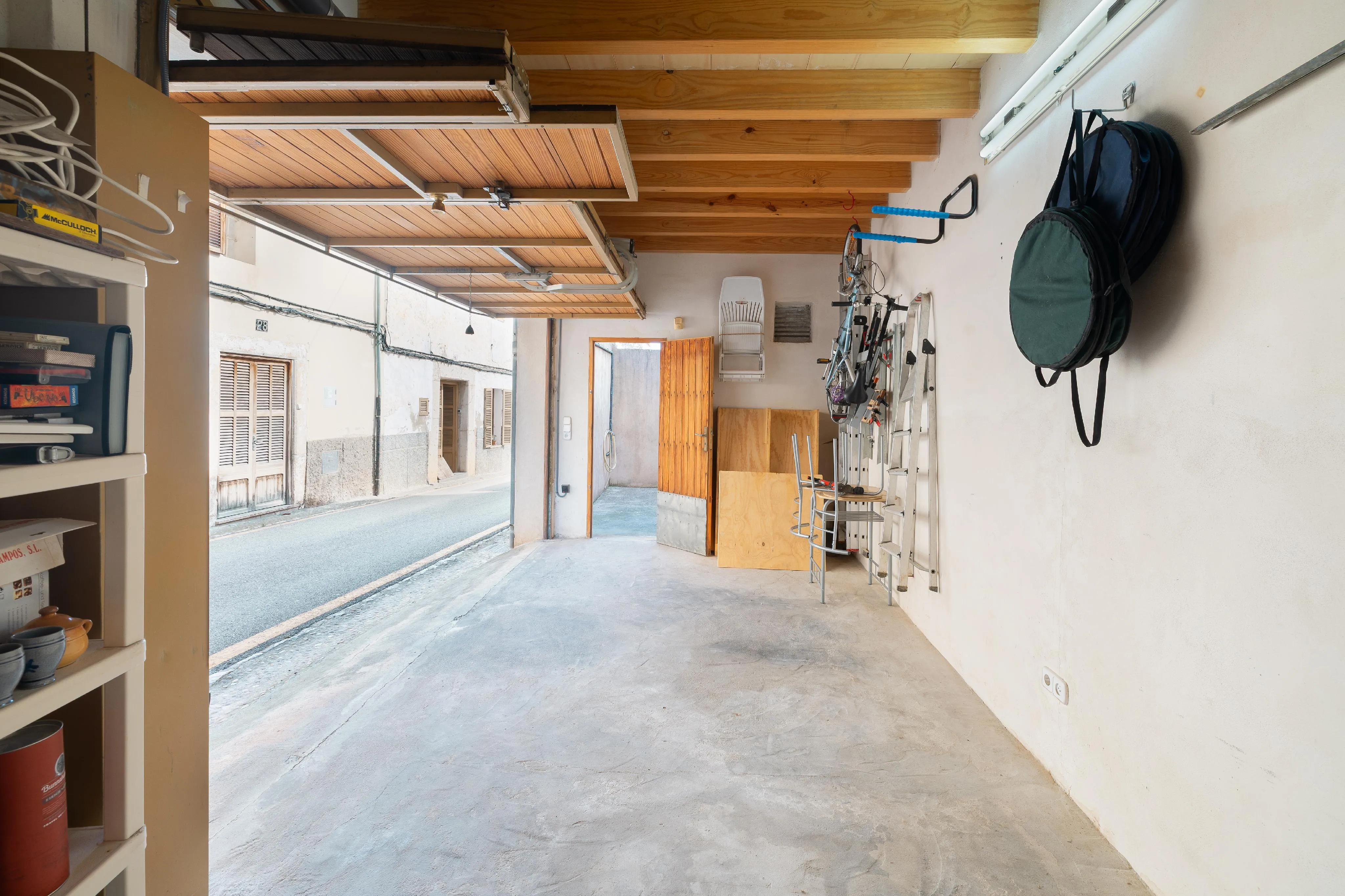 Townhouse with garage in a separate building in the historic center of Alaró-12