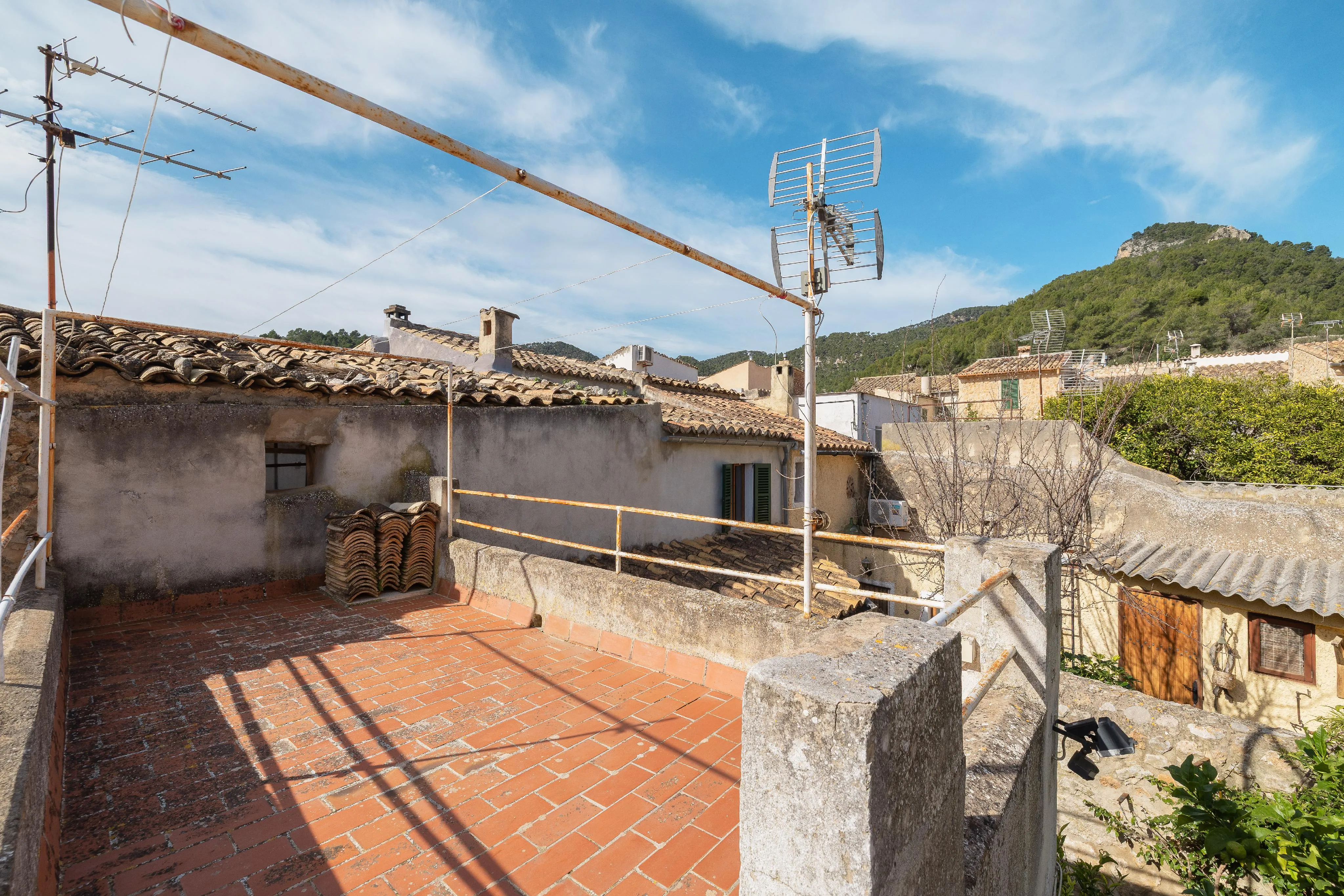 Townhouse with garage in a separate building in the historic center of Alaró-11