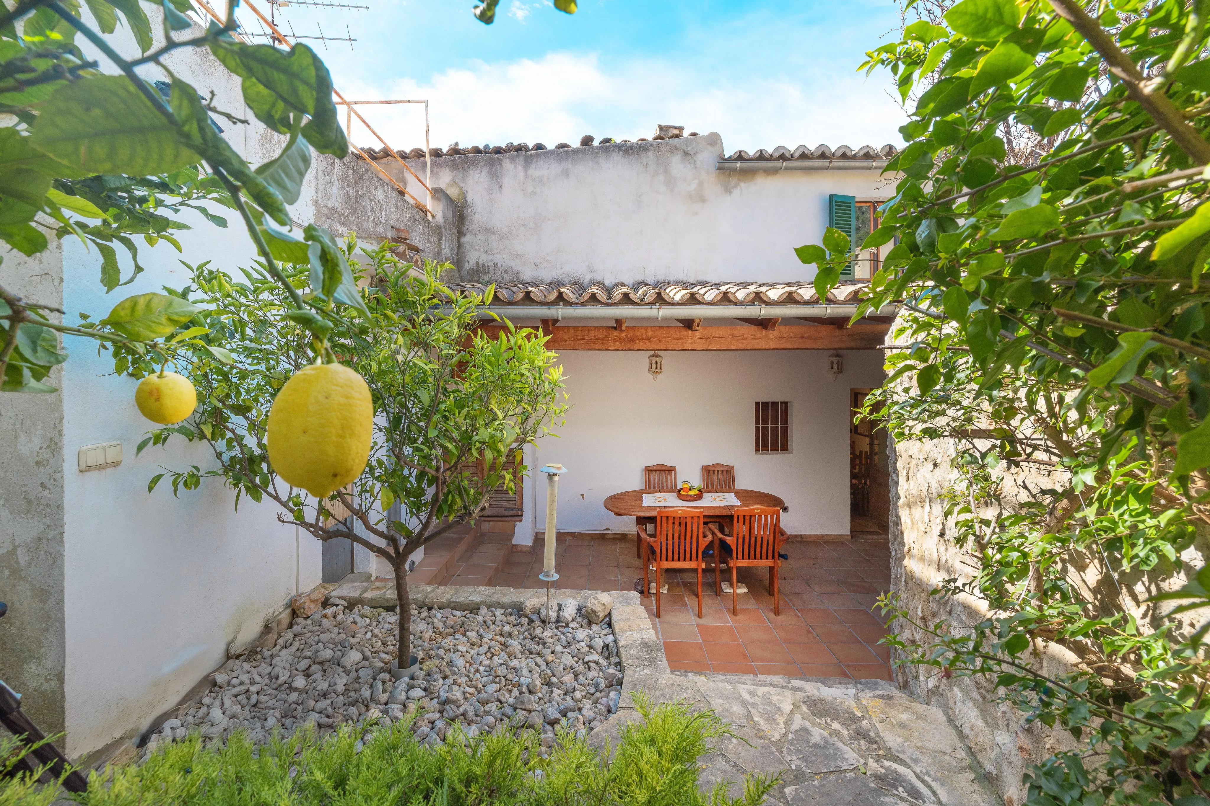 Townhouse with garage in a separate building in the historic center of Alaró-10