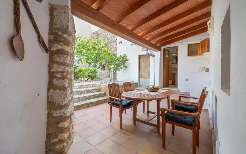 Townhouse with garage in a separate building in the historic center of Alaró