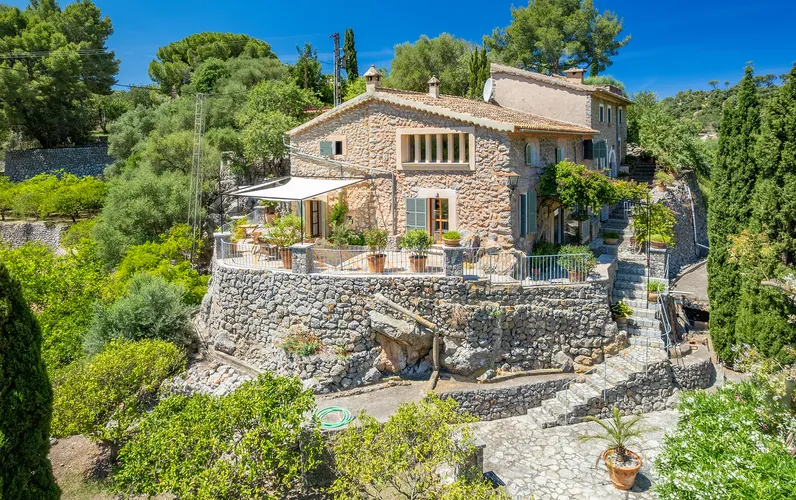 Uroczy kamienny dom na Majorce, otoczony piękną przyrodą, w pobliżu Port de Sóller