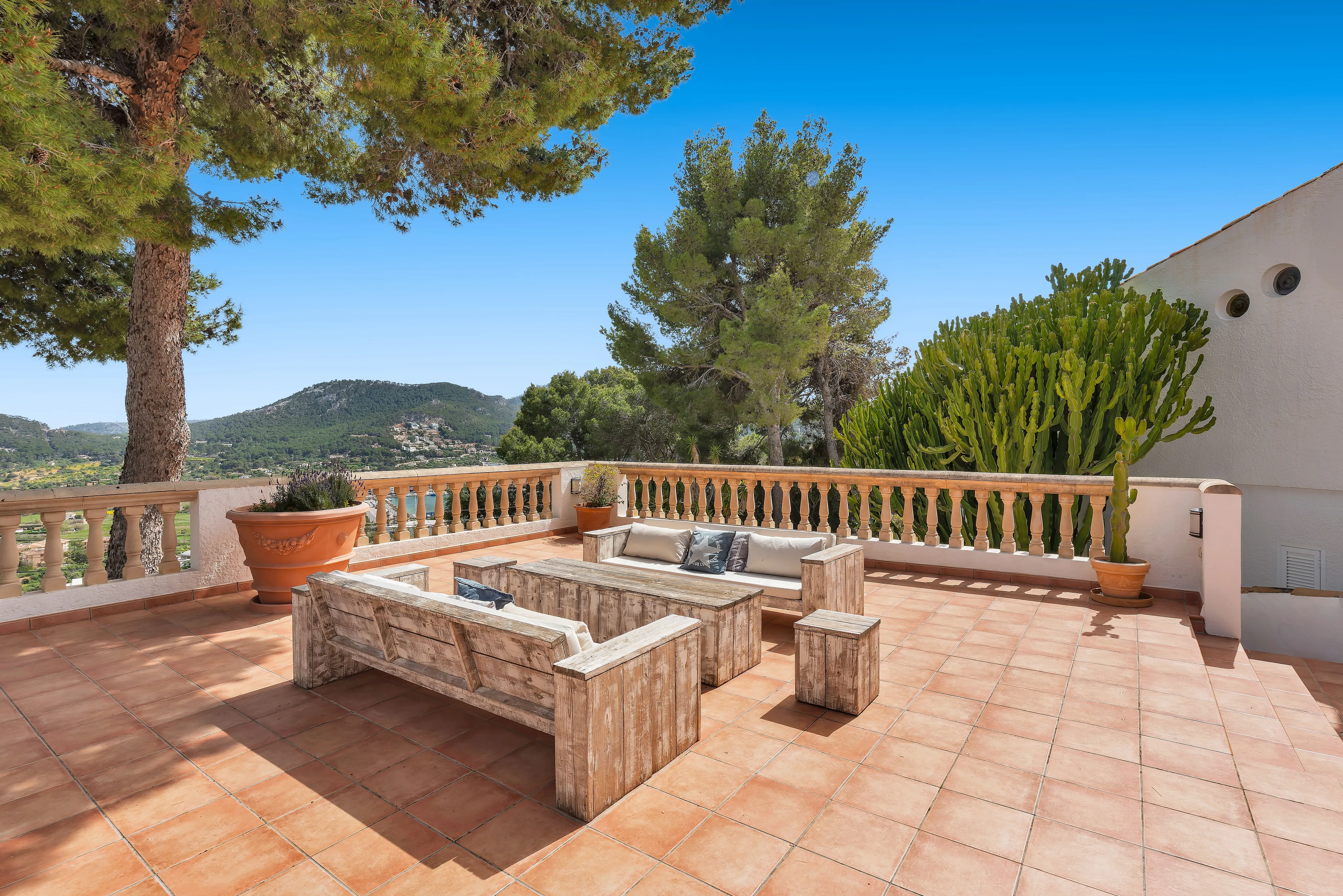 Mediterranean villa with panoramic views and partial harbour views-9