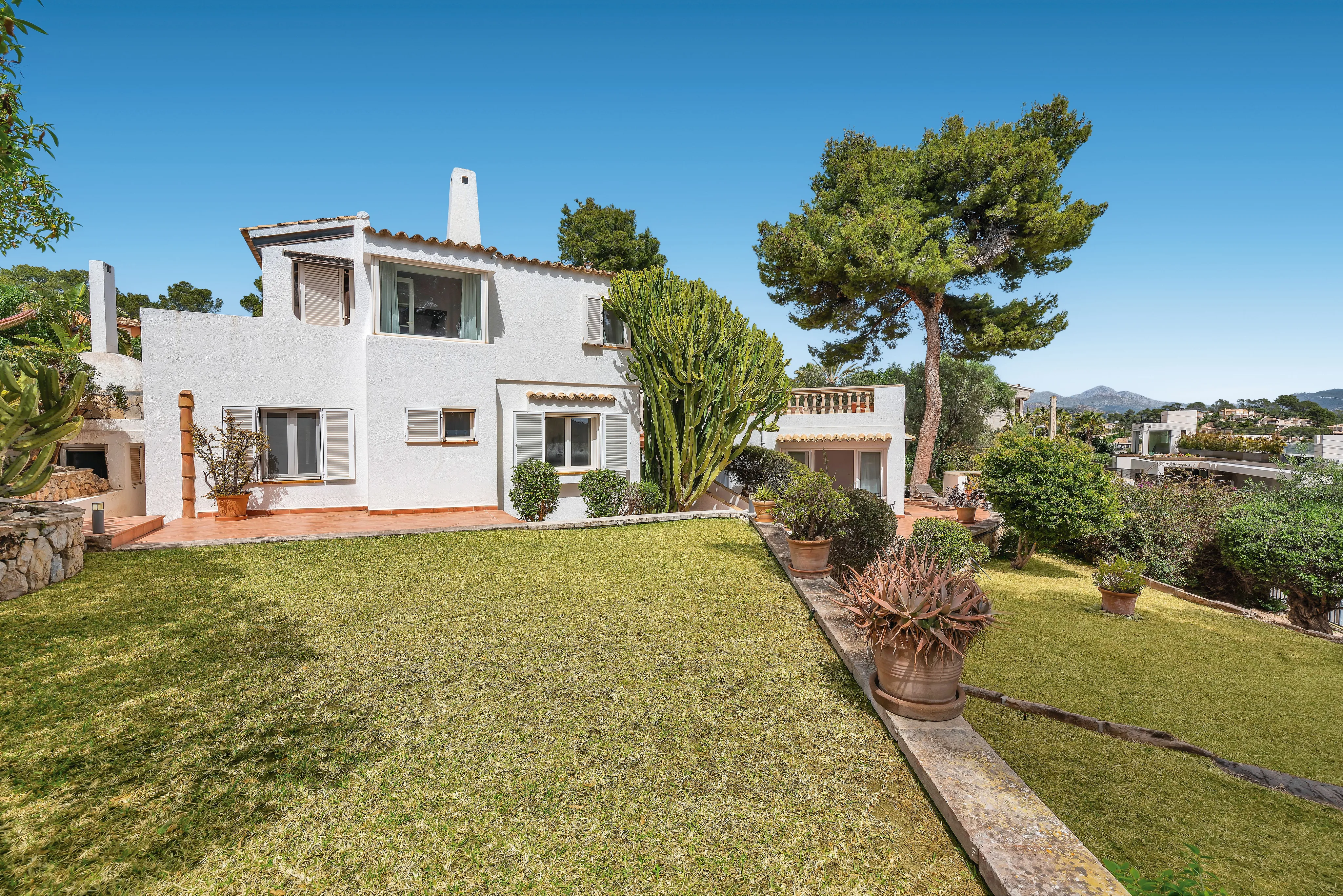 Mediterranean villa with panoramic views and partial harbour views-12