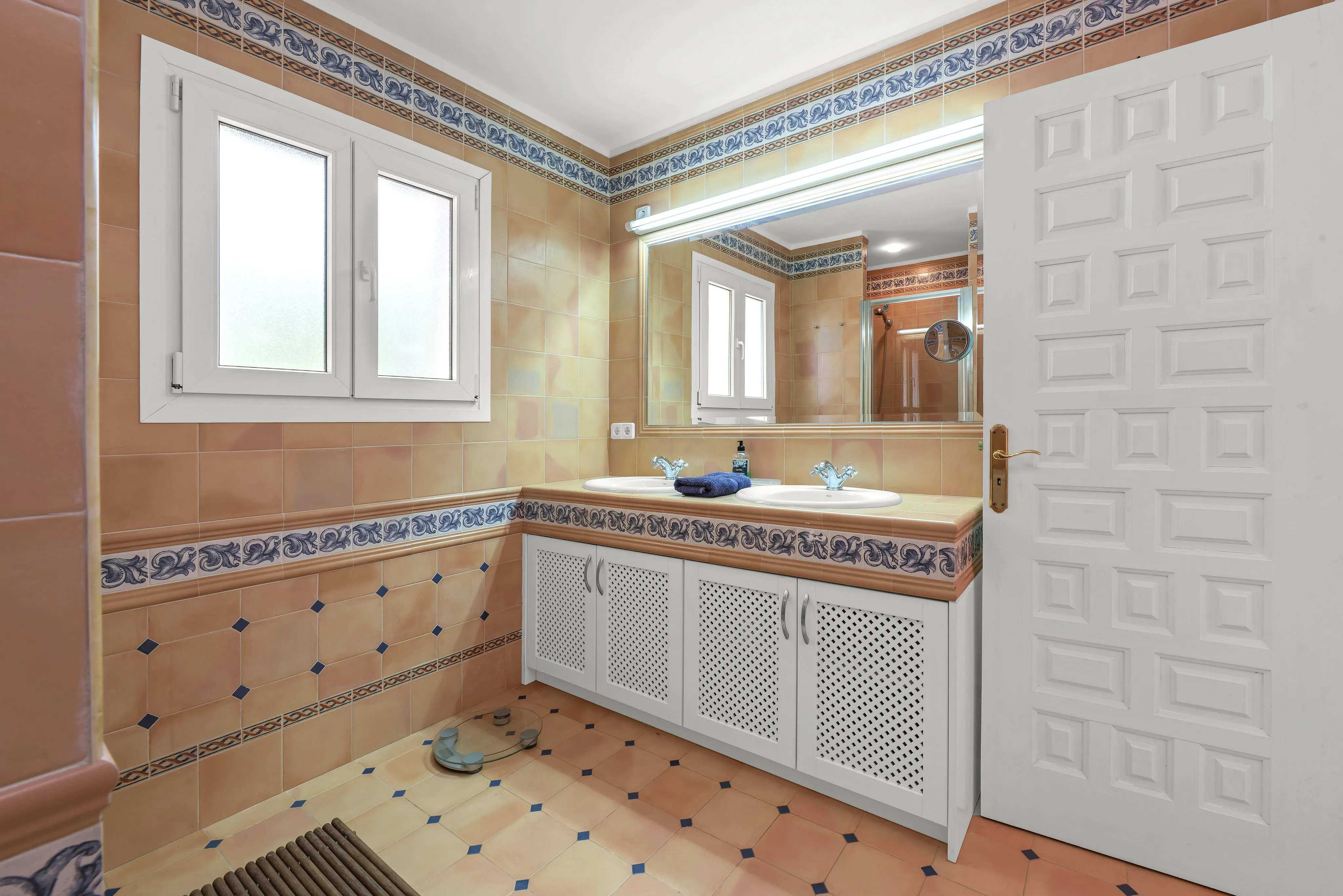 Mediterranean villa with panoramic views and partial harbour views-20