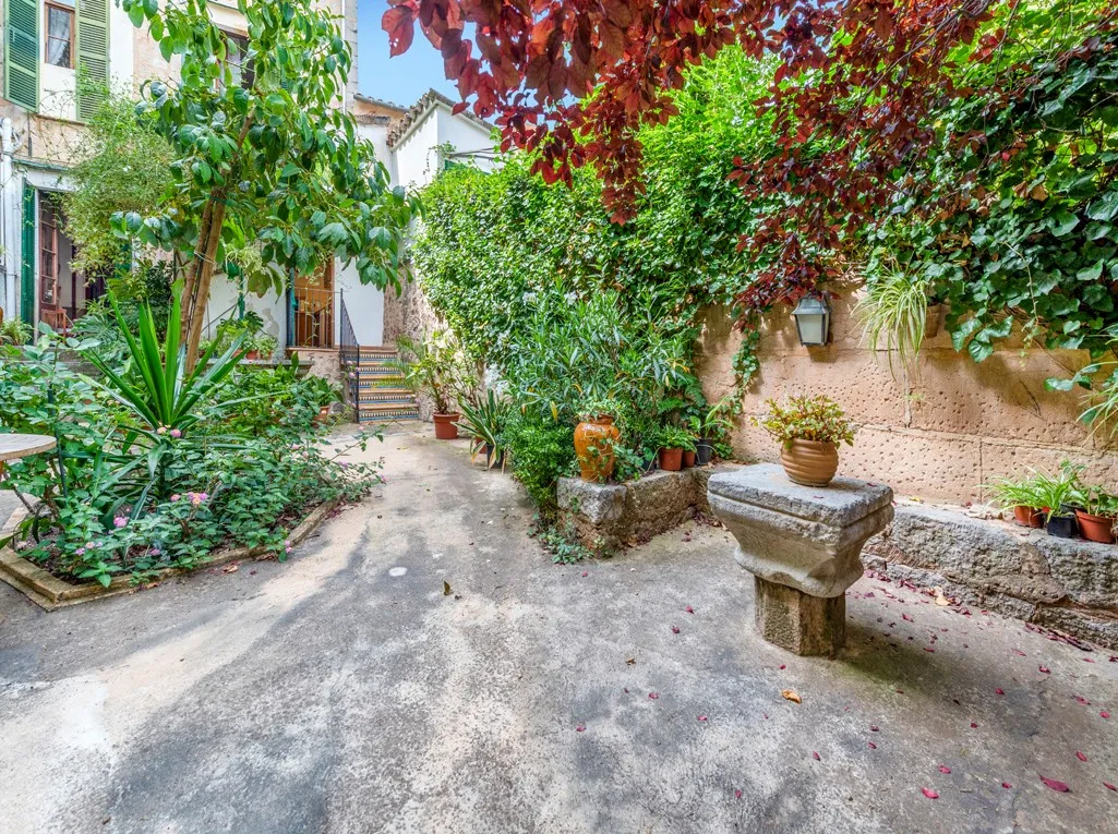 Extraordinary house in Sóller with garage and garden-22