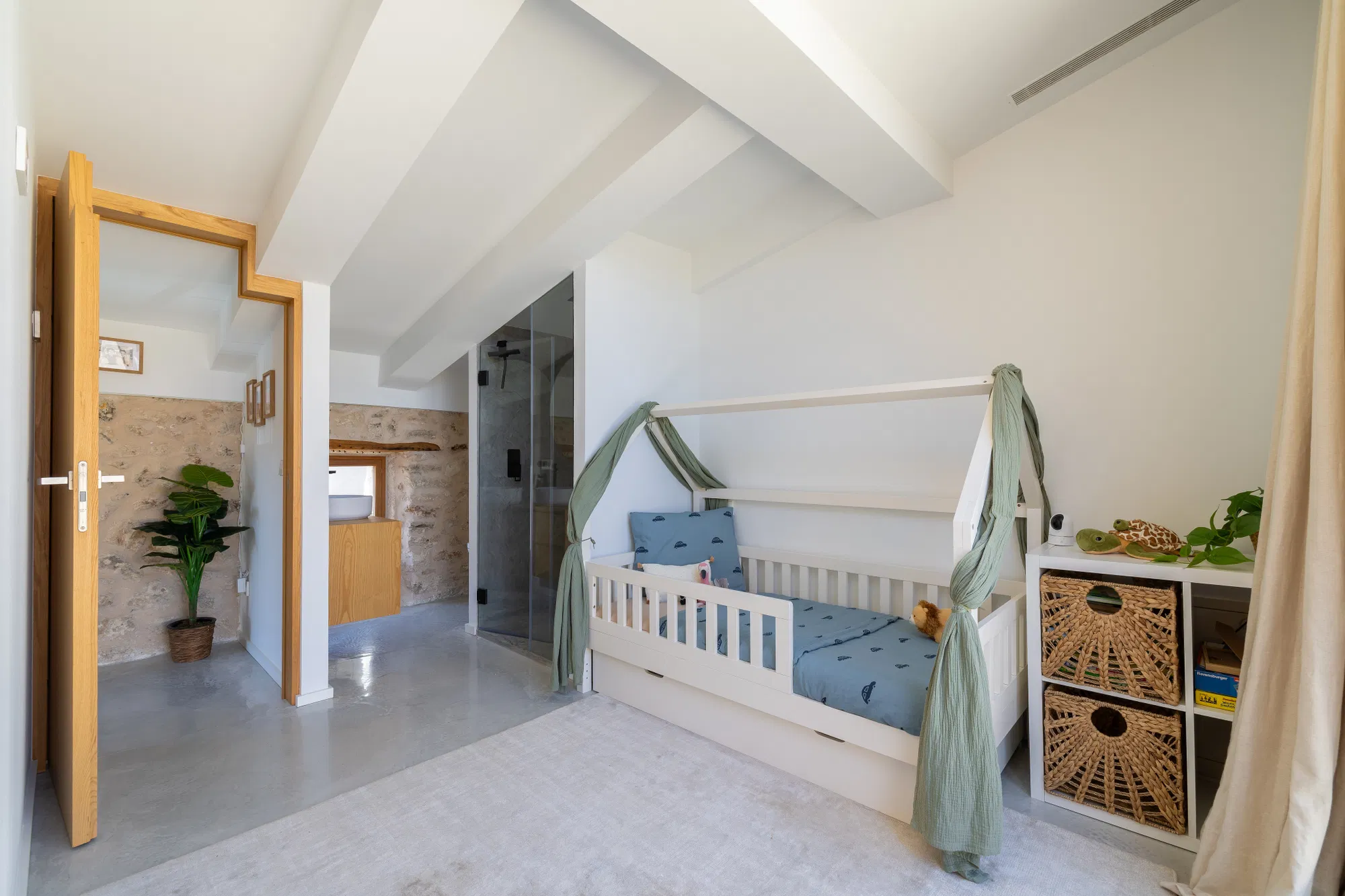 Charming Townhouse with a pool and easy maintenance-16