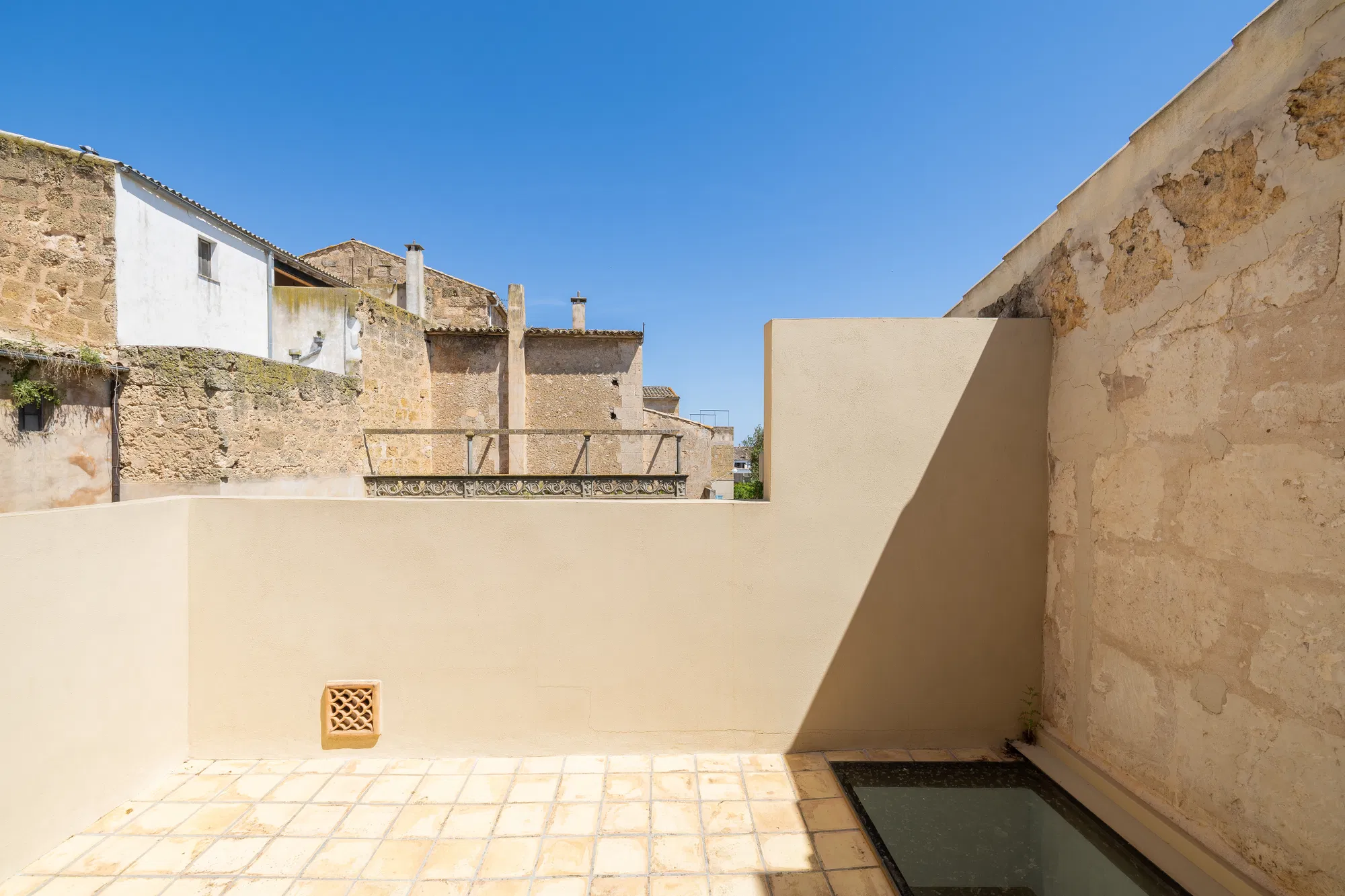 Charming Townhouse with a pool and easy maintenance-17