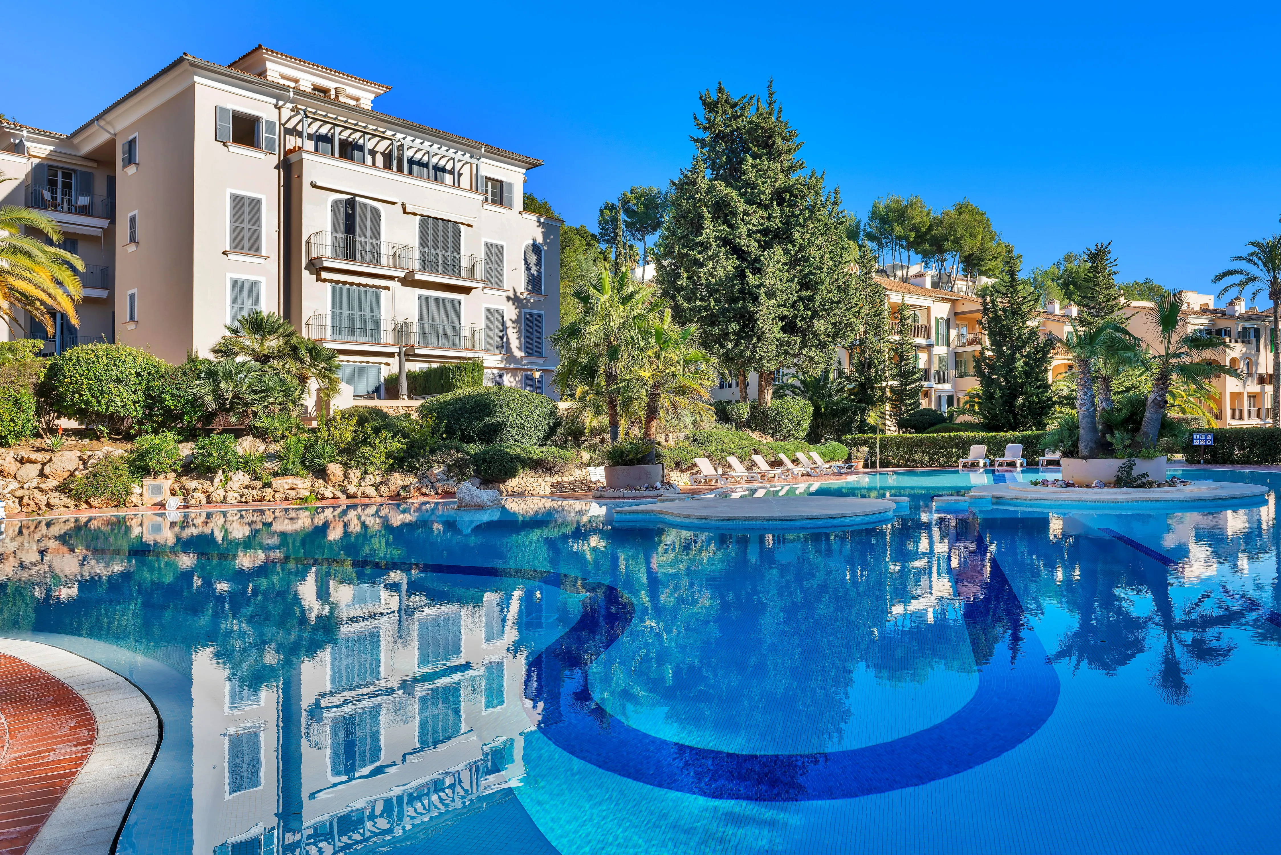 Fantastic two-bedroom apartment in an exclusive location-18