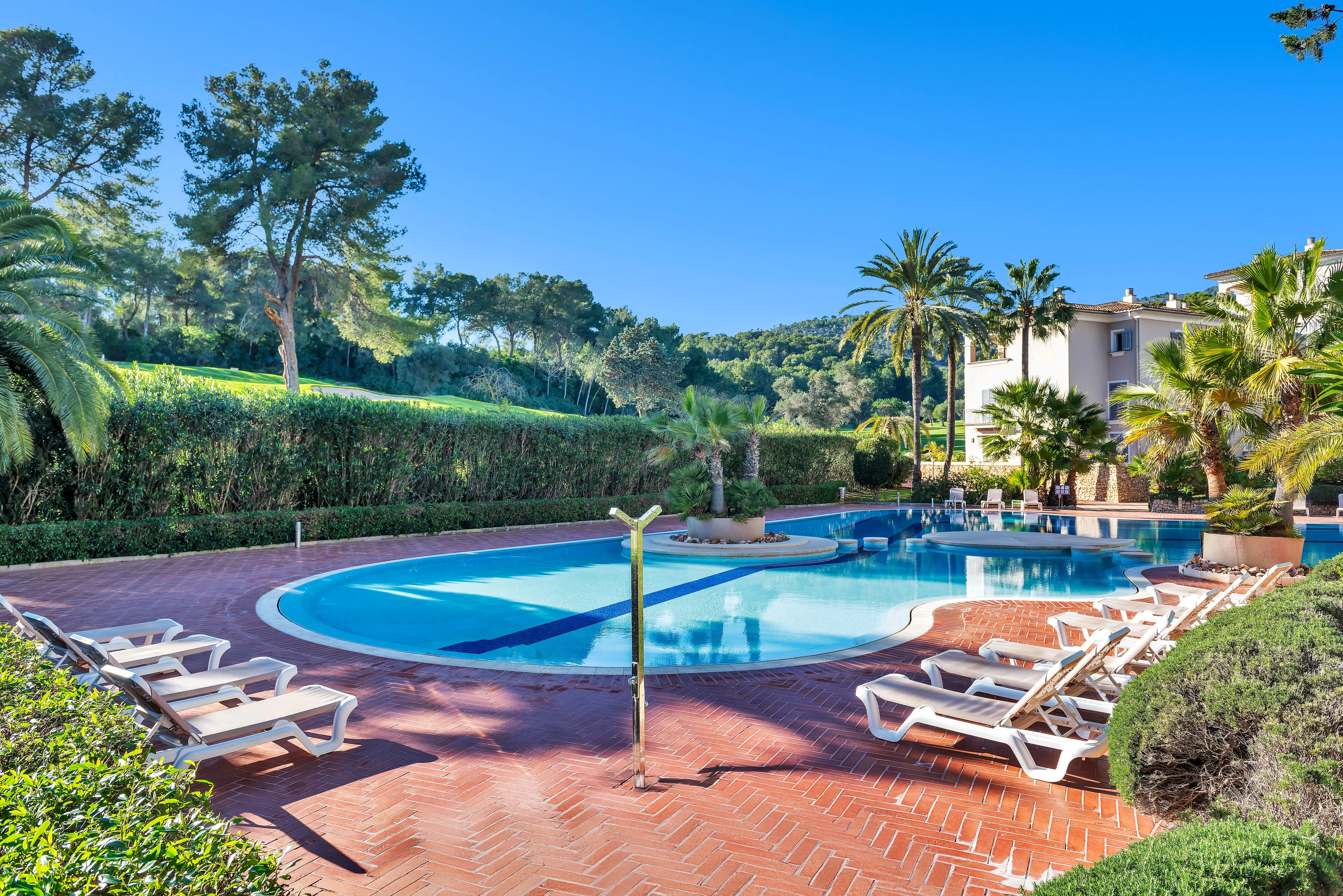 Fantastic two-bedroom apartment in an exclusive location-16