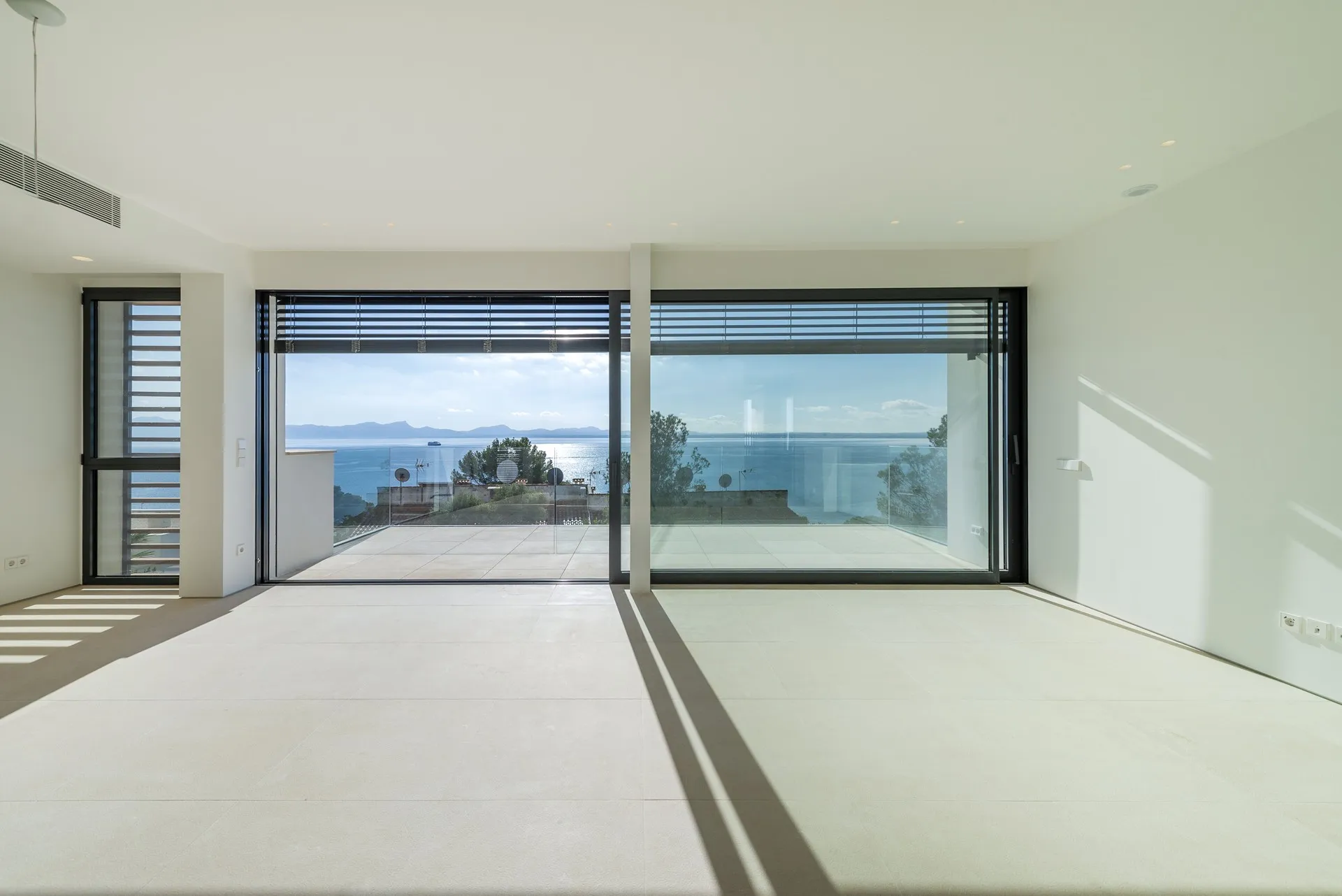 Great opportunity to acquire a modern high-quality villa in Alcanada, Mallorca-12