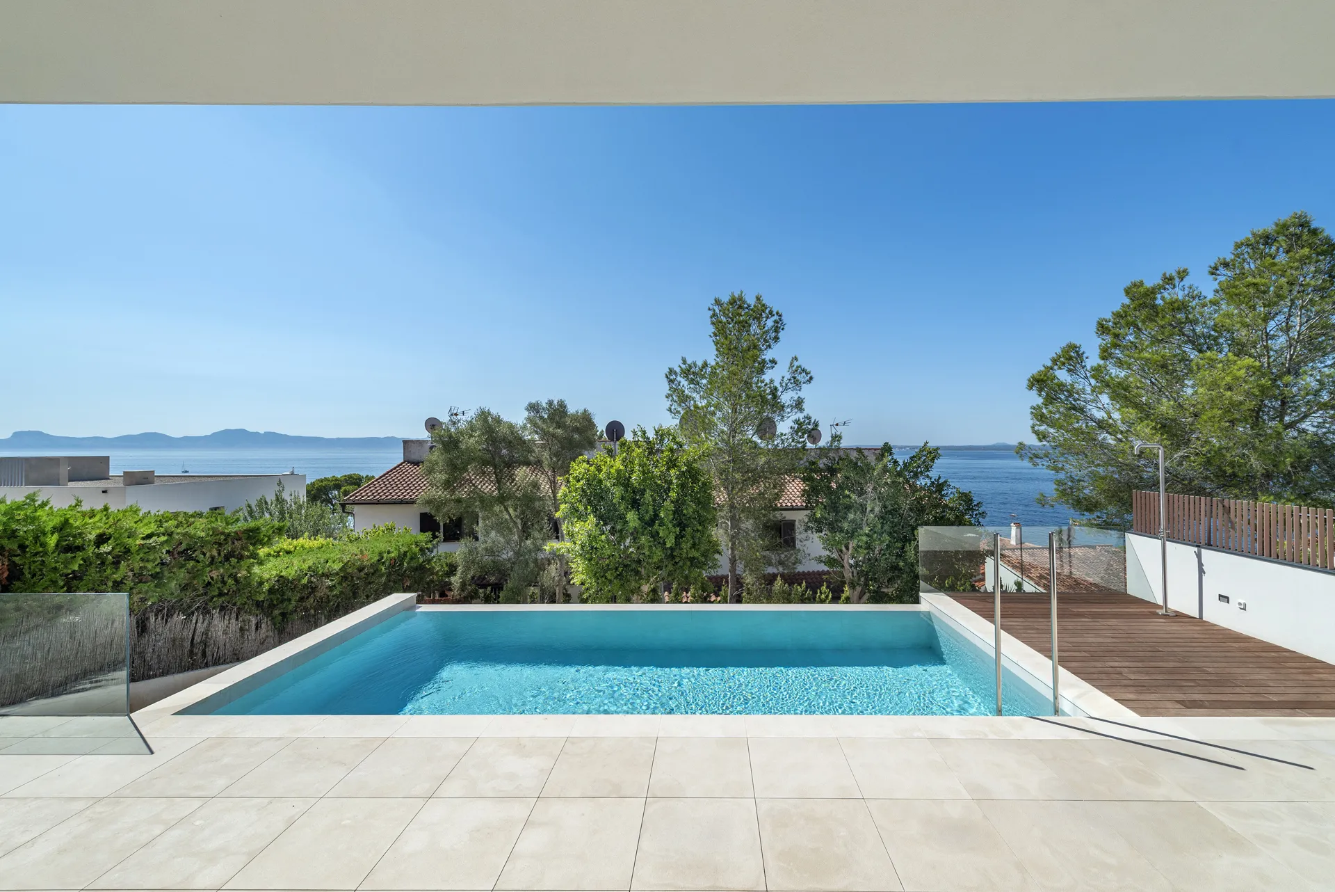 Great opportunity to acquire a modern high-quality villa in Alcanada, Mallorca-22