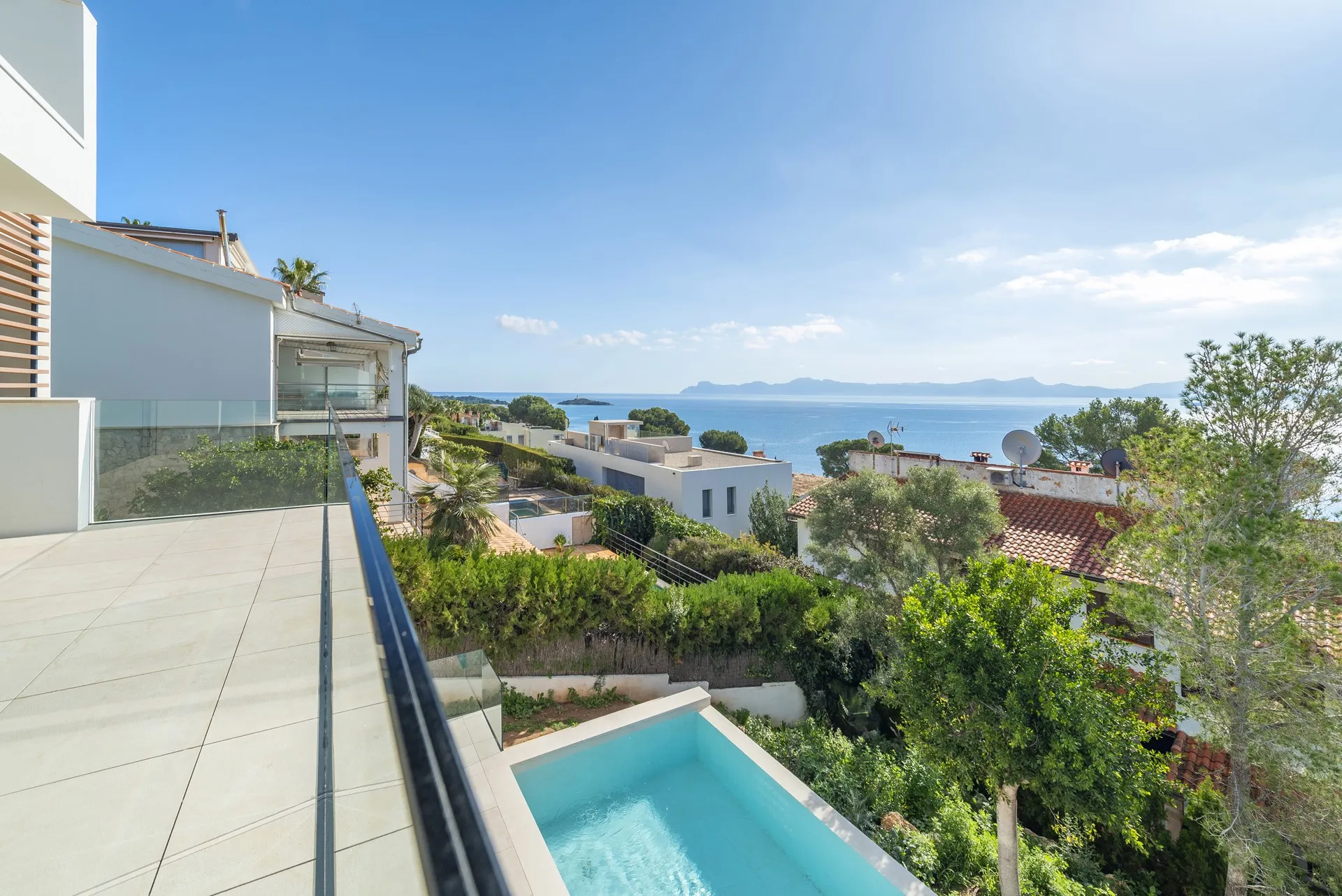 Great opportunity to acquire a modern high-quality villa in Alcanada, Mallorca-16