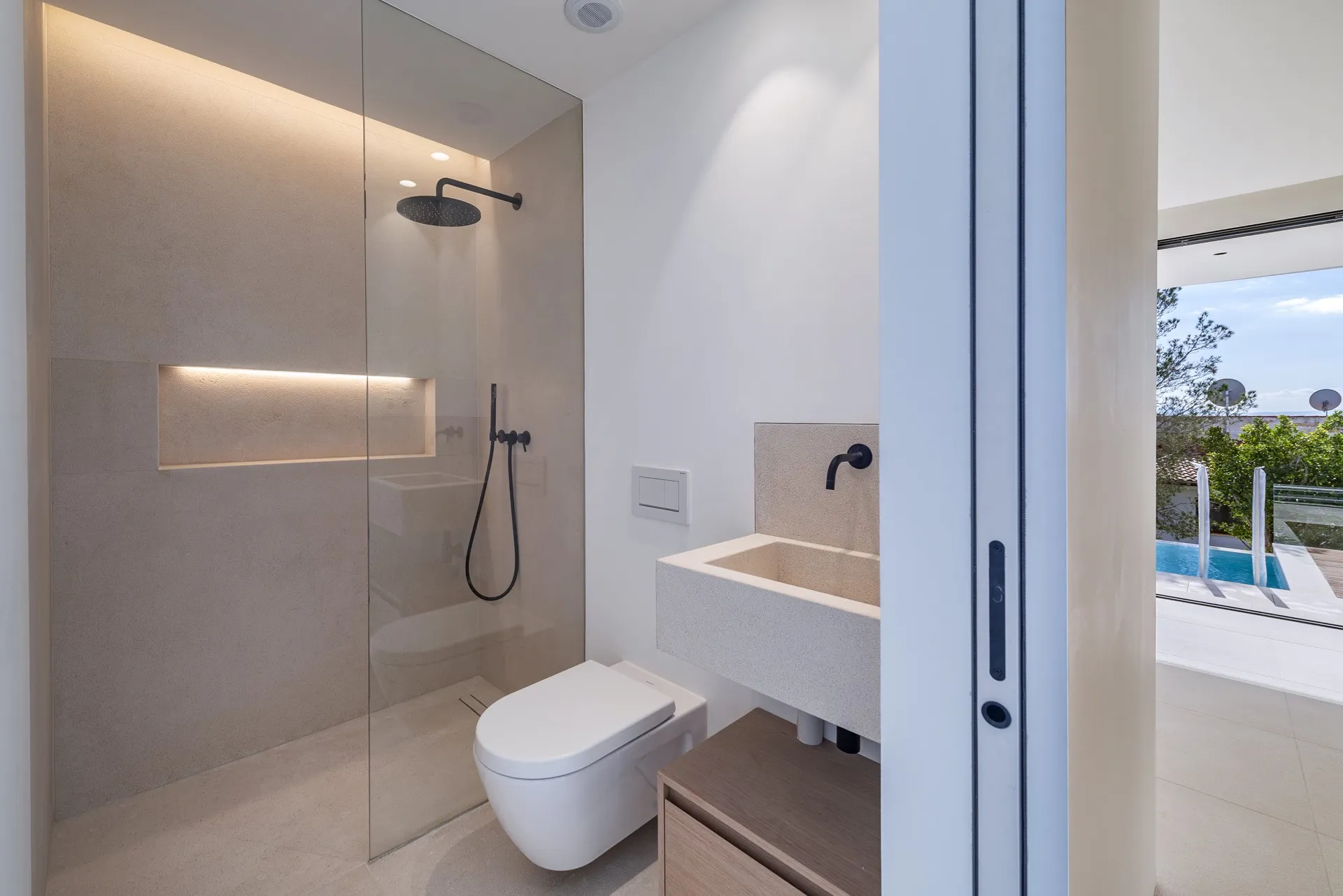 Великолепная вилла с видом на море в процессе строительства-24