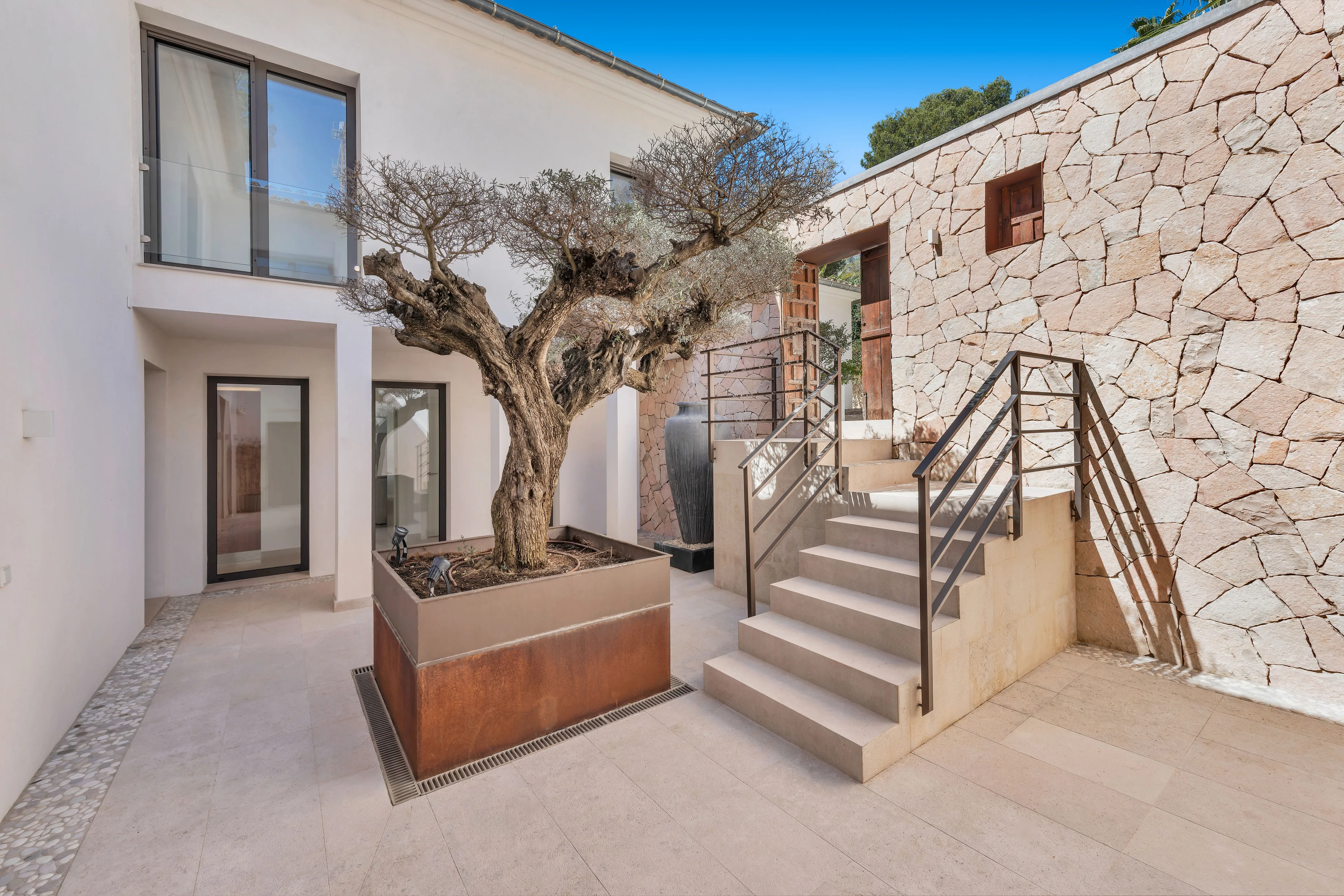 Frontline golf villa with sea views in Bendinat-5