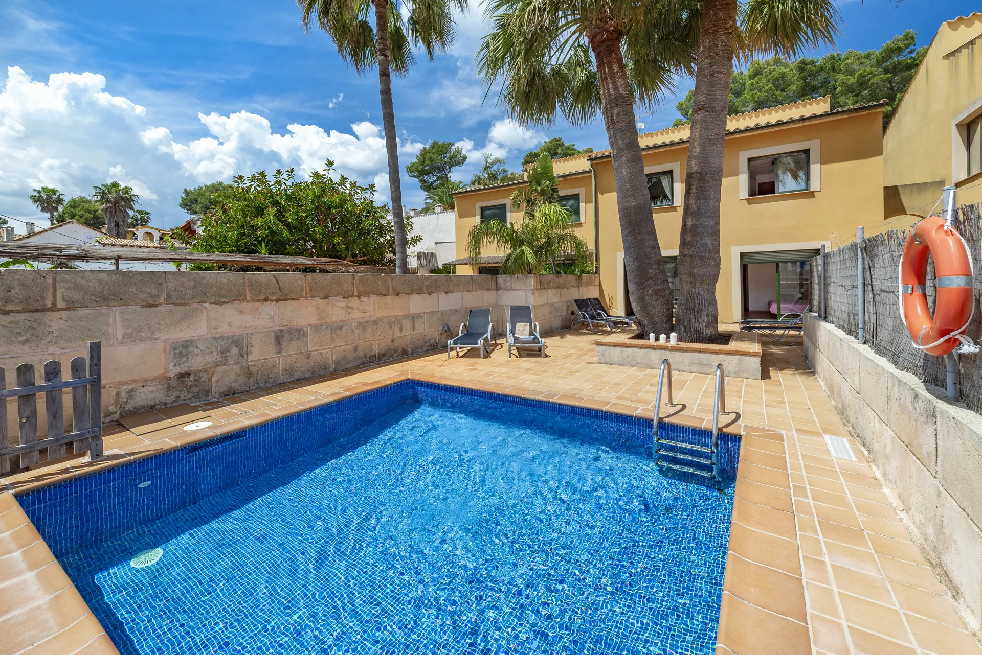 Uroczy dom z ogrodem i basenem - zaledwie 5 minut spacerem od piaszczystej plaży-1