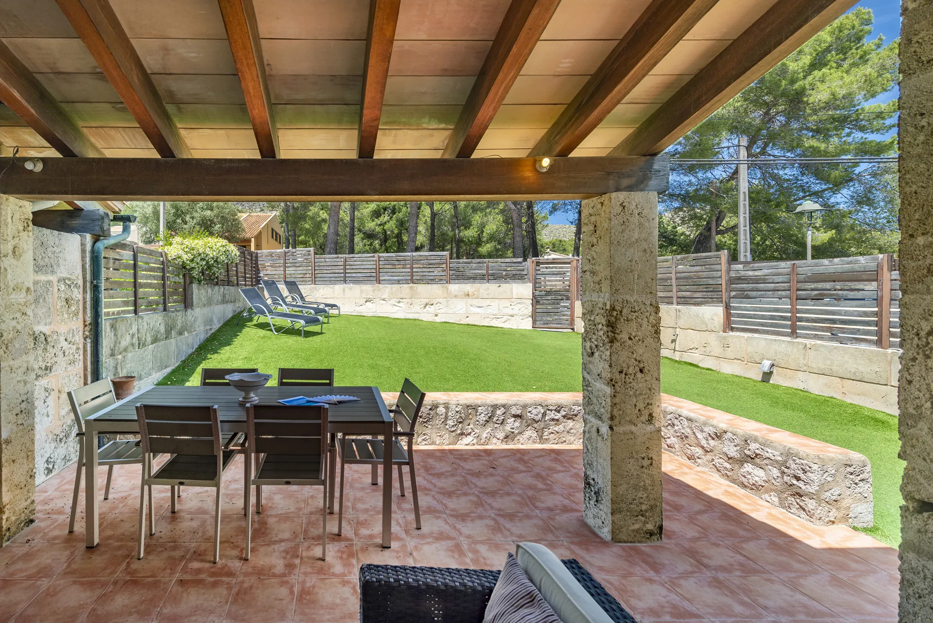 Uroczy dom z ogrodem i basenem - zaledwie 5 minut spacerem od piaszczystej plaży-9