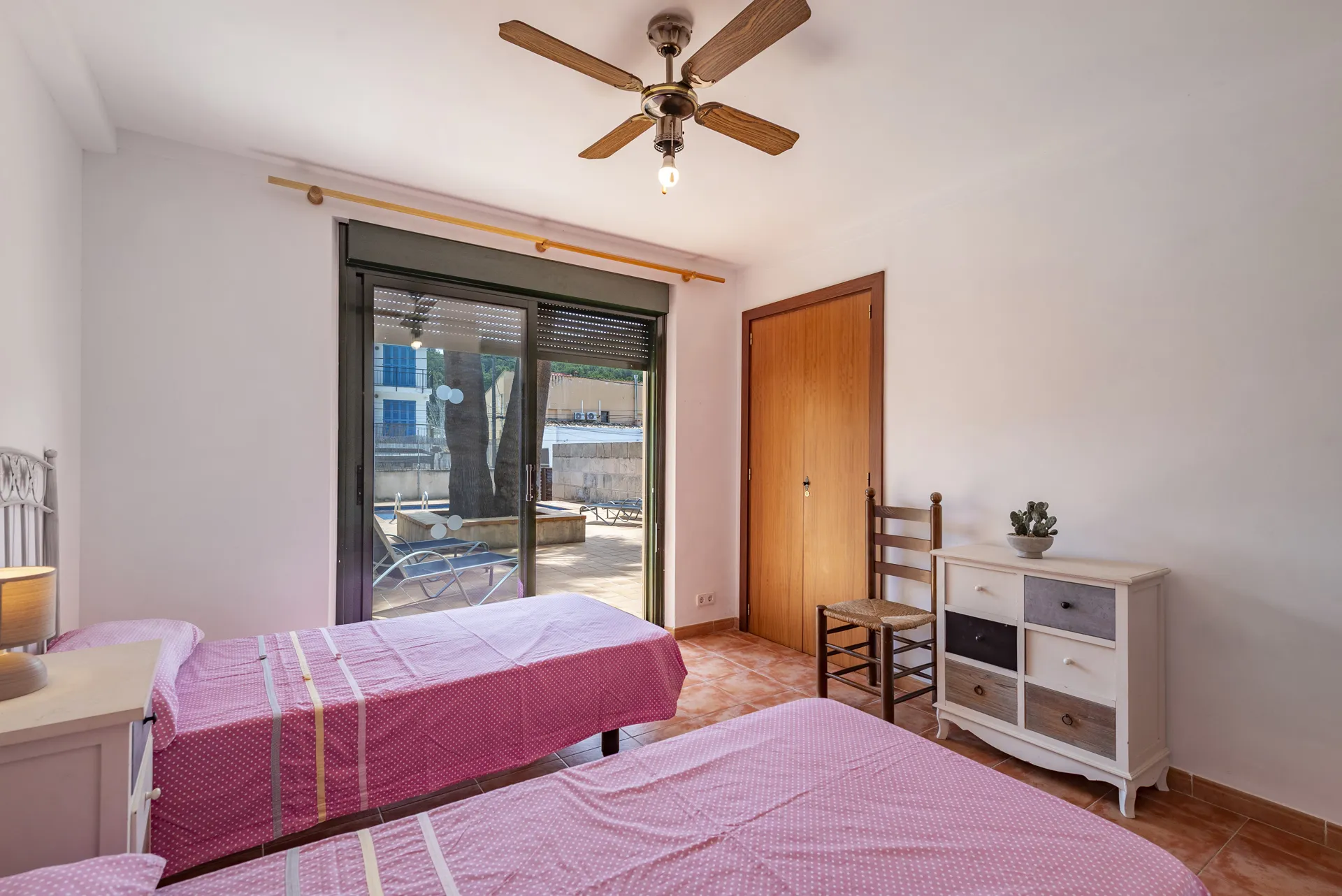 Uroczy dom z ogrodem i basenem - zaledwie 5 minut spacerem od piaszczystej plaży-12