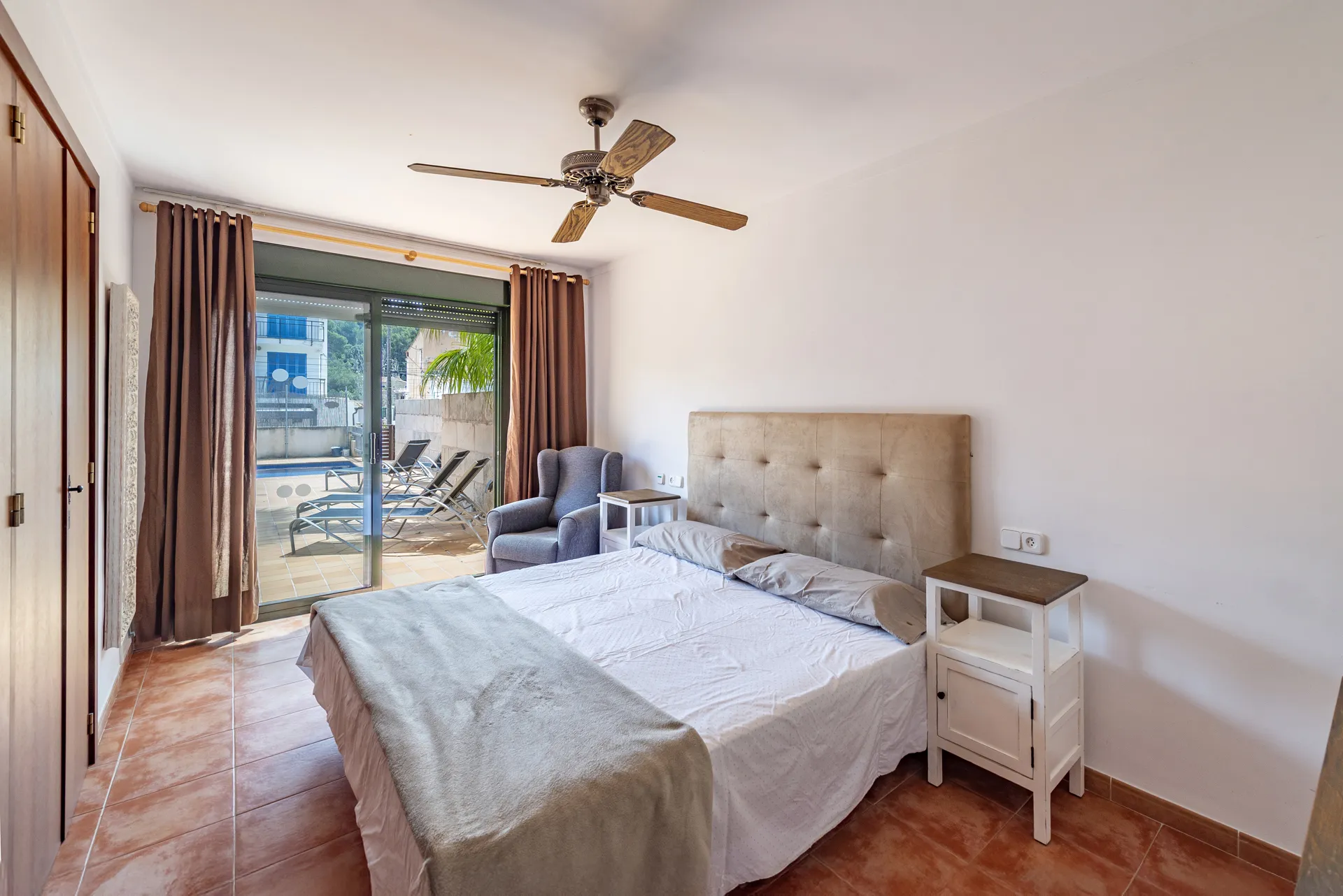 Uroczy dom z ogrodem i basenem - zaledwie 5 minut spacerem od piaszczystej plaży-10