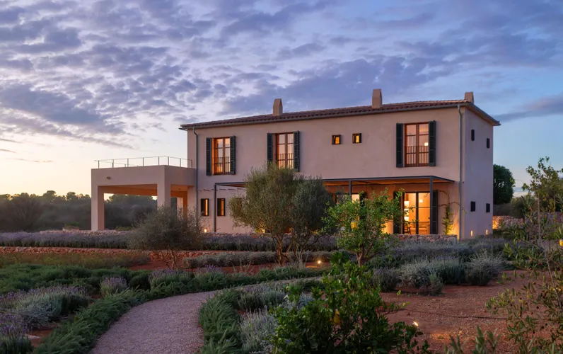 Beeindruckende Neubaufinca in traditionellem Stil