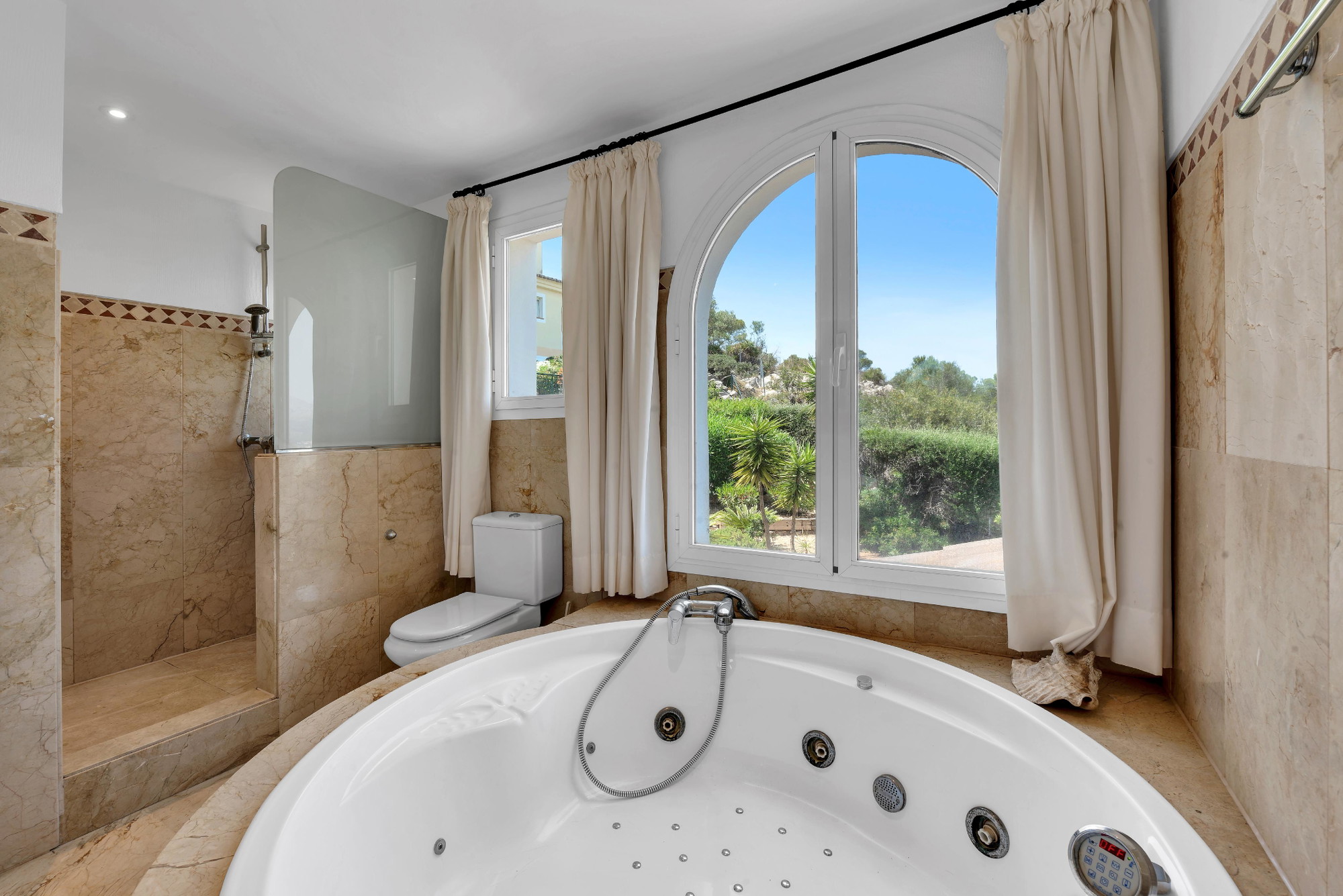 Apartment with Sea and Mountain Views in Cala Llamp – In Need of Renovation with Strong Potential-12