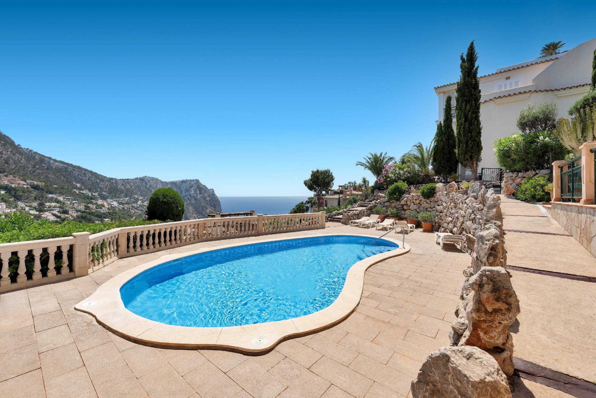 Apartment with Sea and Mountain Views in Cala Llamp – In Need of Renovation with Strong Potential-7