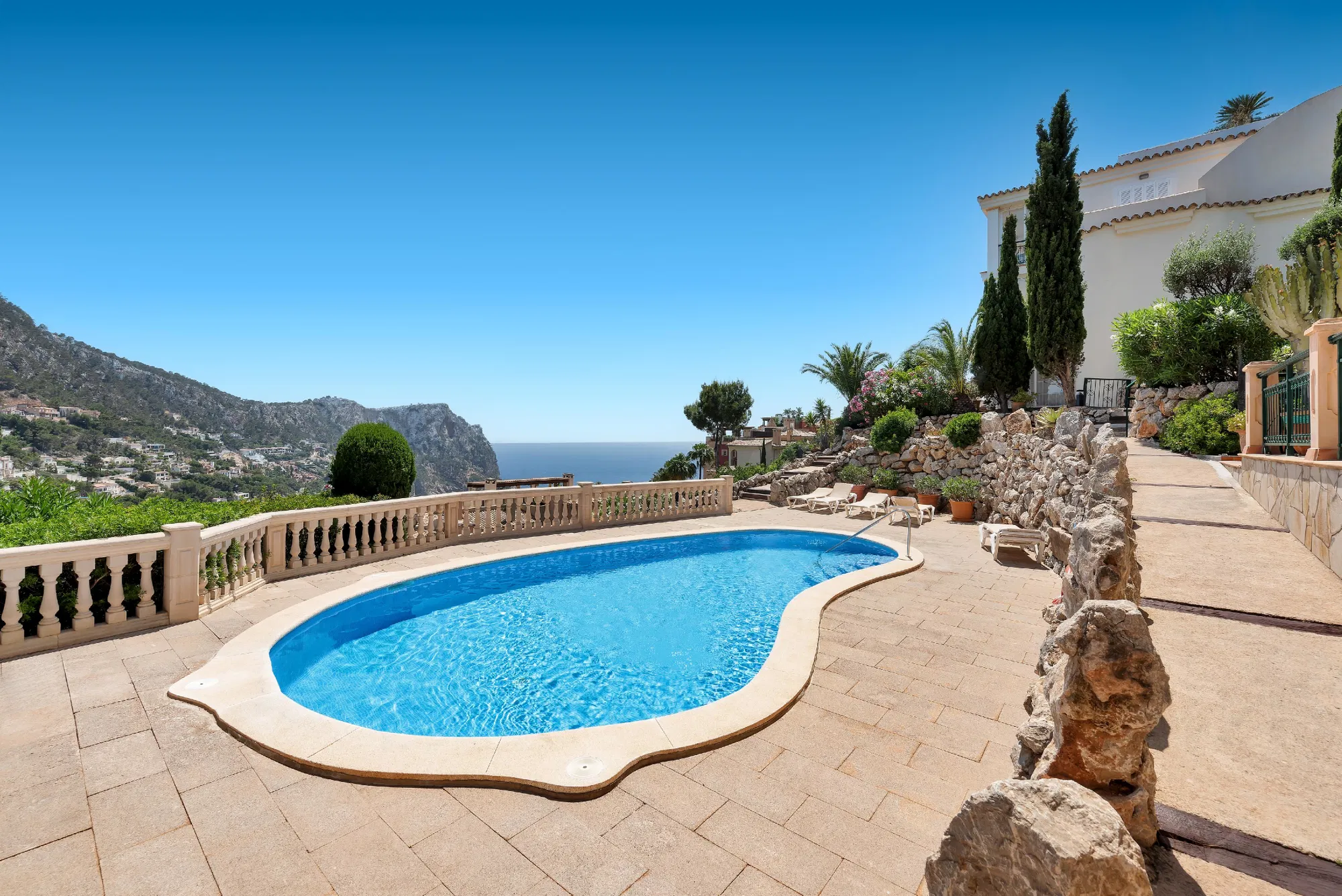 Apartment with Sea and Mountain Views in Cala Llamp – In Need of Renovation with Strong Potential-7