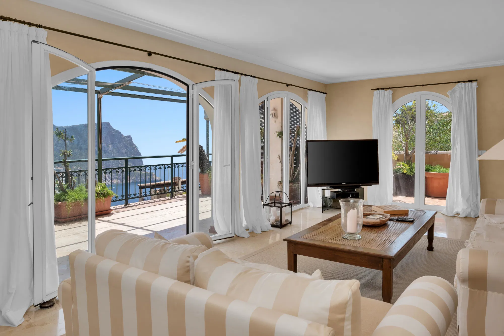 Apartment with Sea and Mountain Views in Cala Llamp – In Need of Renovation with Strong Potential-3