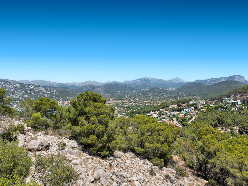 Apartment with Sea and Mountain Views in Cala Llamp – In Need of Renovation with Strong Potential-13
