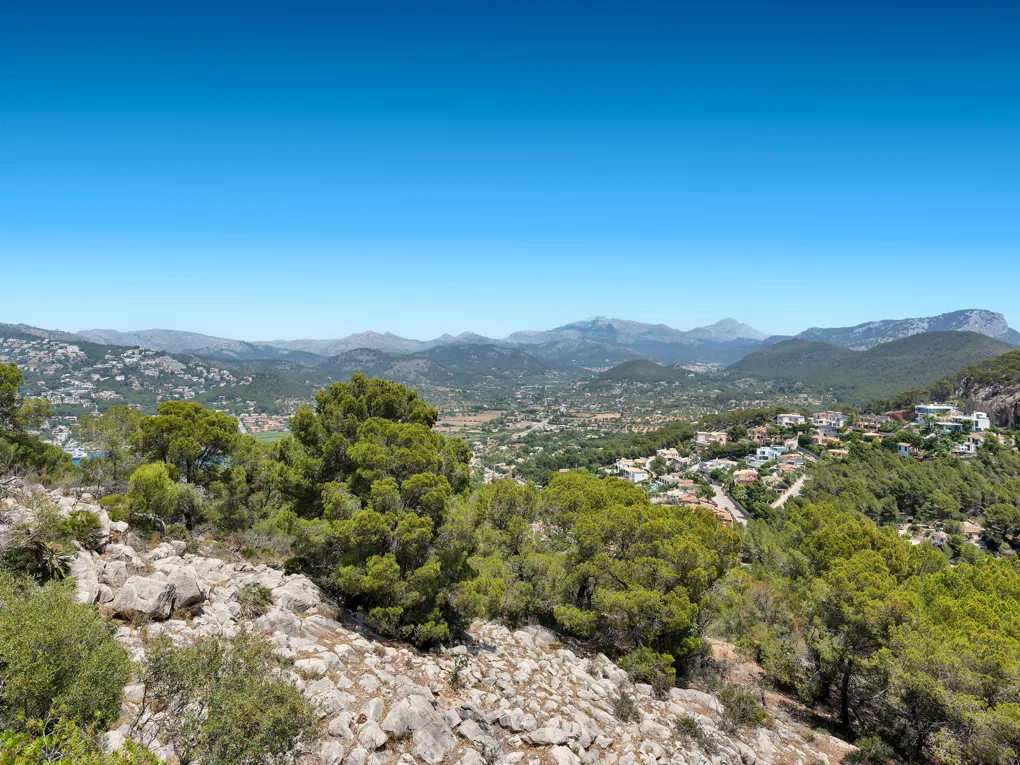 Apartment with Sea and Mountain Views in Cala Llamp – In Need of Renovation with Strong Potential-13
