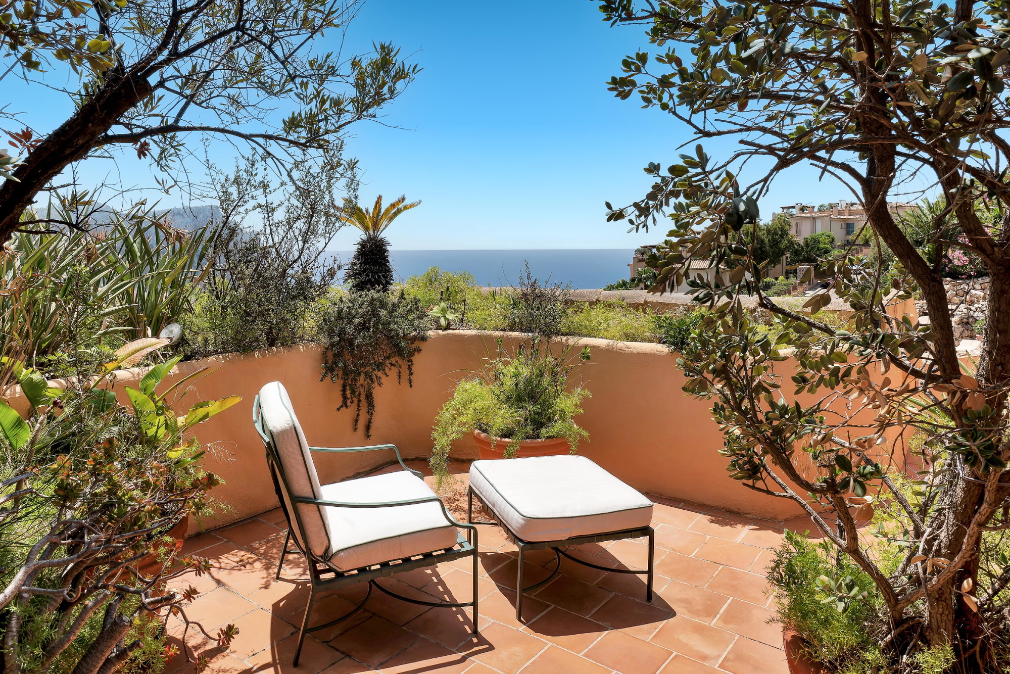 Apartment with Sea and Mountain Views in Cala Llamp – In Need of Renovation with Strong Potential-9