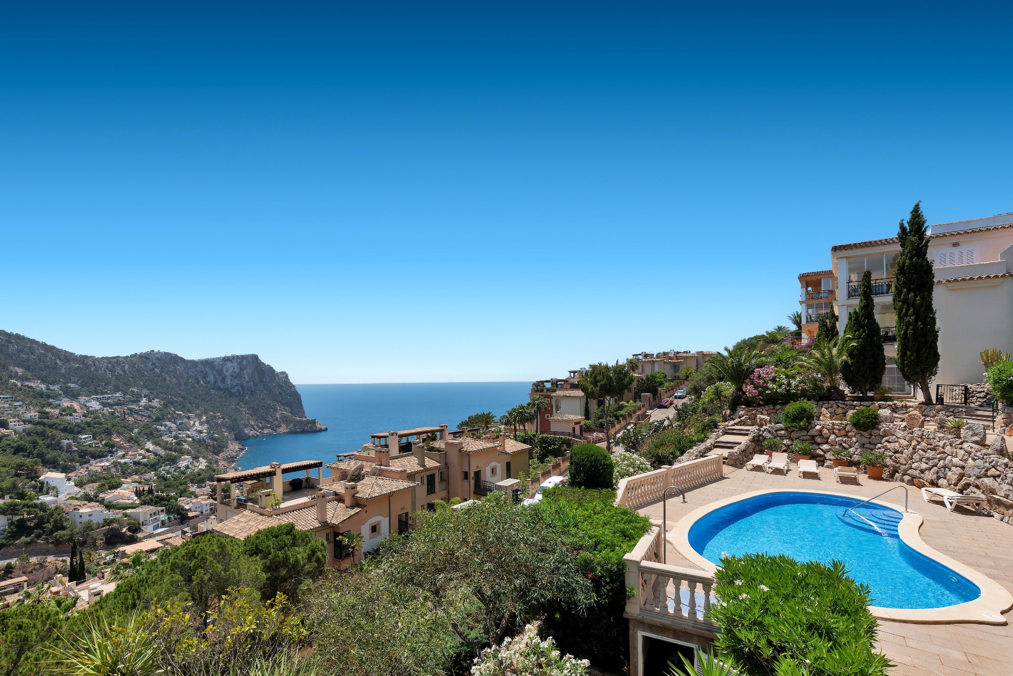 Apartment with Sea and Mountain Views in Cala Llamp – In Need of Renovation with Strong Potential-16