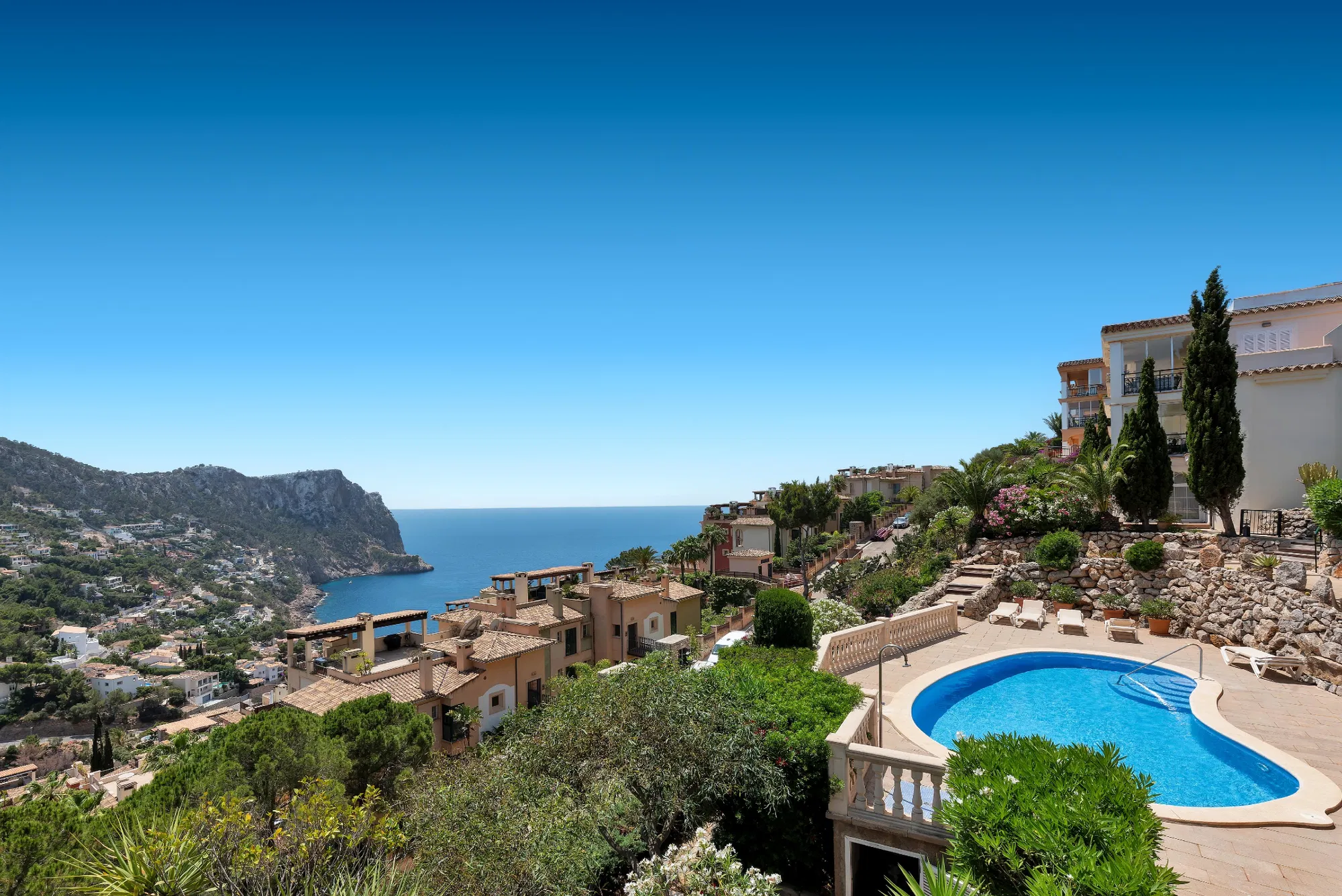Apartment with Sea and Mountain Views in Cala Llamp – In Need of Renovation with Strong Potential-16