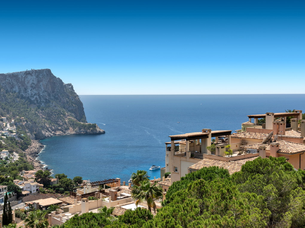 Apartment with Sea and Mountain Views in Cala Llamp – In Need of Renovation with Strong Potential